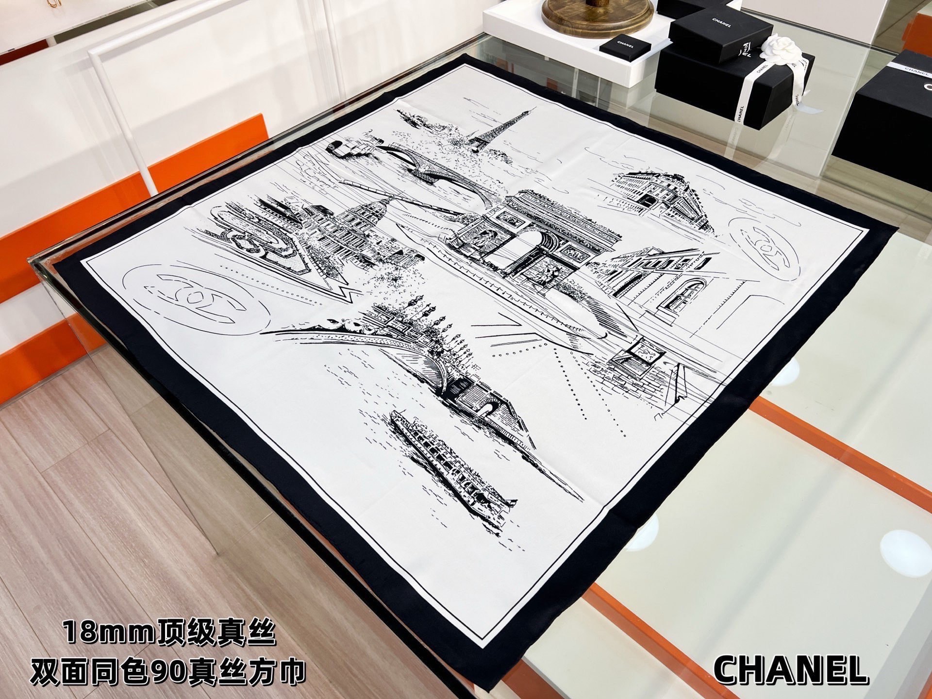 Dior 印花方巾 90 厘米白色桑蚕丝斜纹面料多色 十二星座系列图案 这款方巾饰以 十二星座系列 图案，呈现柔和的水彩
