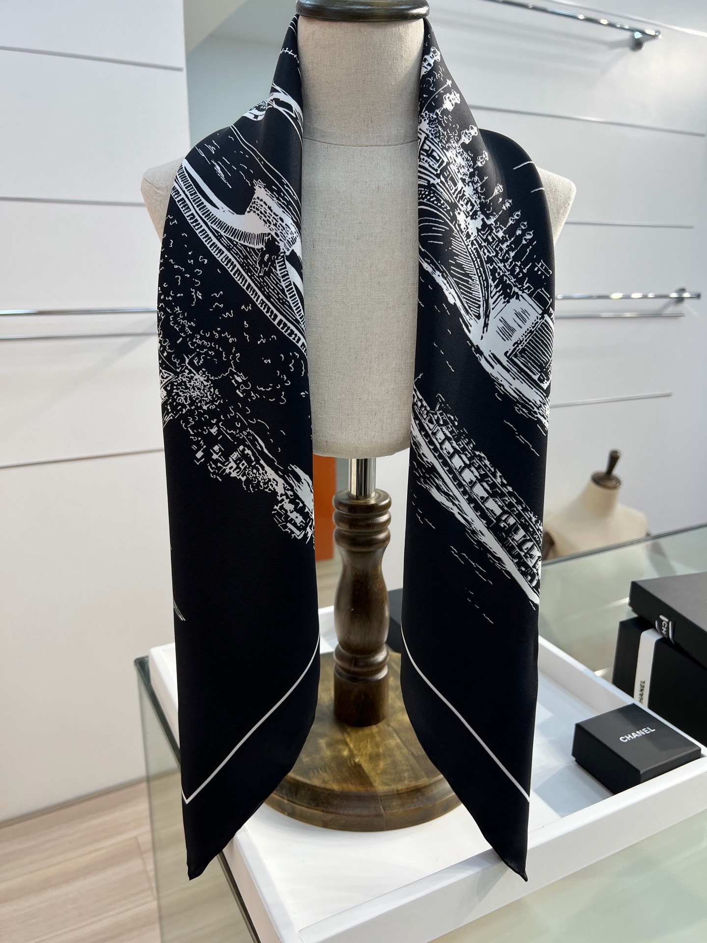 Dior 印花方巾 90 厘米白色桑蚕丝斜纹面料多色 十二星座系列图案 这款方巾饰以 十二星座系列 图案，呈现柔和的水彩