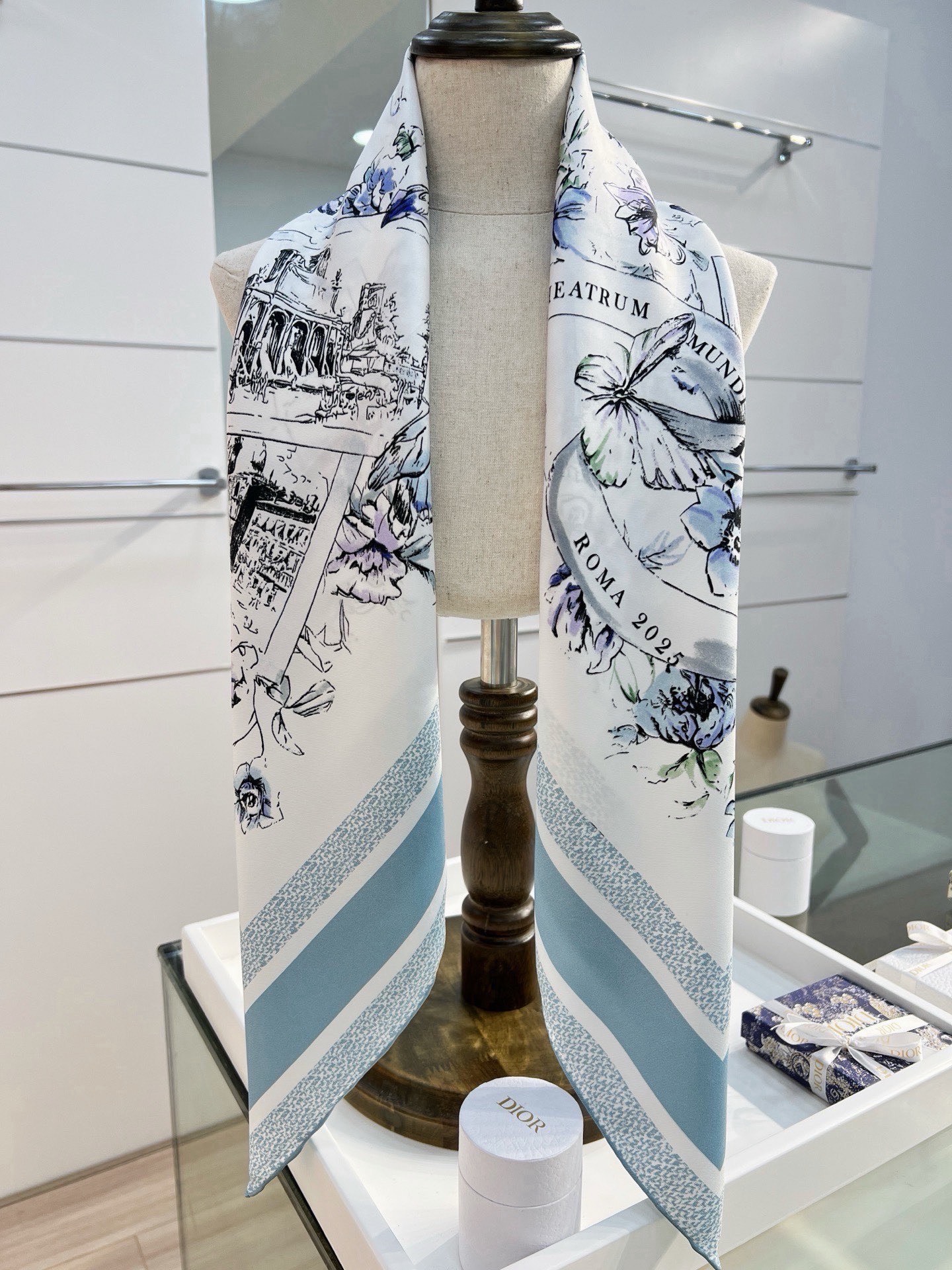 Dior 双面印花方巾 90 厘米白色和蓝色桑蚕丝斜纹面料 Souvenir de Rome图案 这款方巾饰以彼得罗•鲁