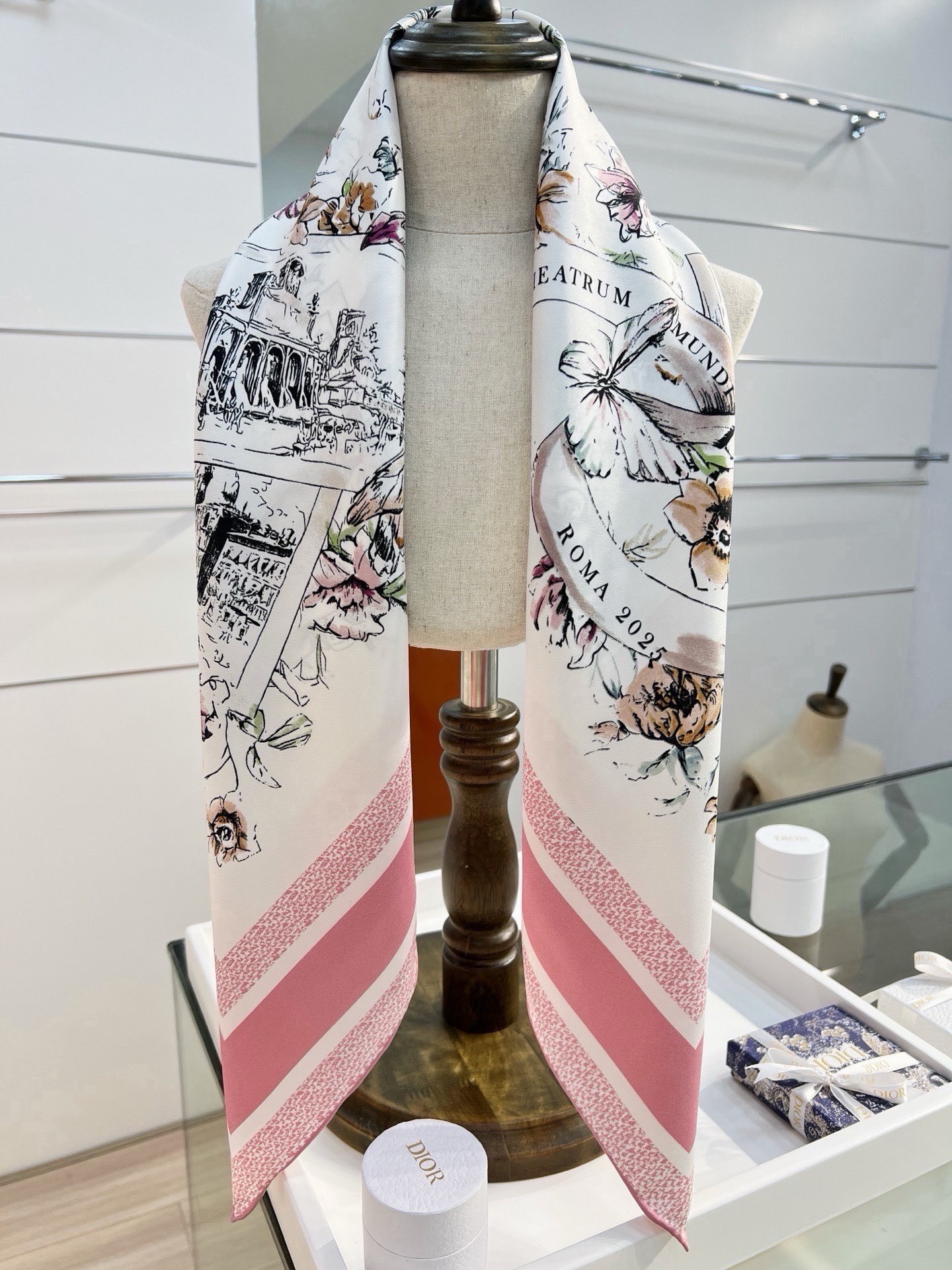 Dior 双面印花方巾 90 厘米白色和蓝色桑蚕丝斜纹面料 Souvenir de Rome图案 这款方巾饰以彼得罗•鲁
