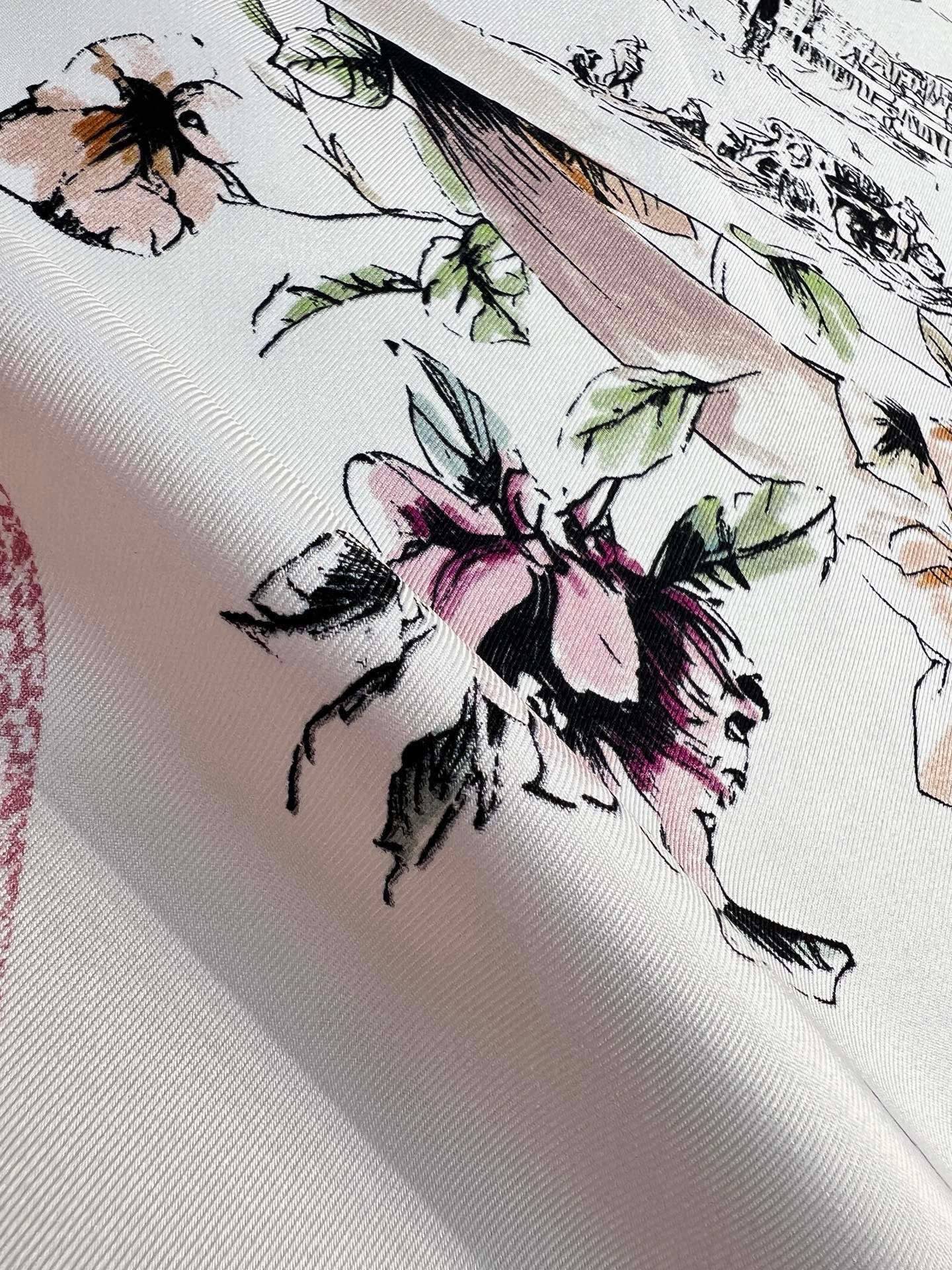 Dior 双面印花方巾 90 厘米白色和蓝色桑蚕丝斜纹面料 Souvenir de Rome图案 这款方巾饰以彼得罗•鲁