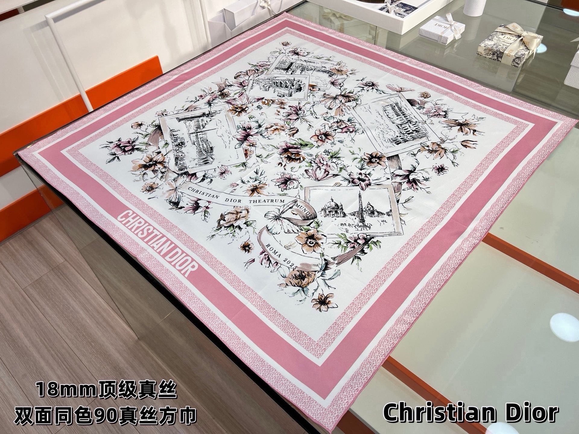 Dior 双面印花方巾 90 厘米白色和蓝色桑蚕丝斜纹面料 Souvenir de Rome图案 这款方巾饰以彼得罗•鲁