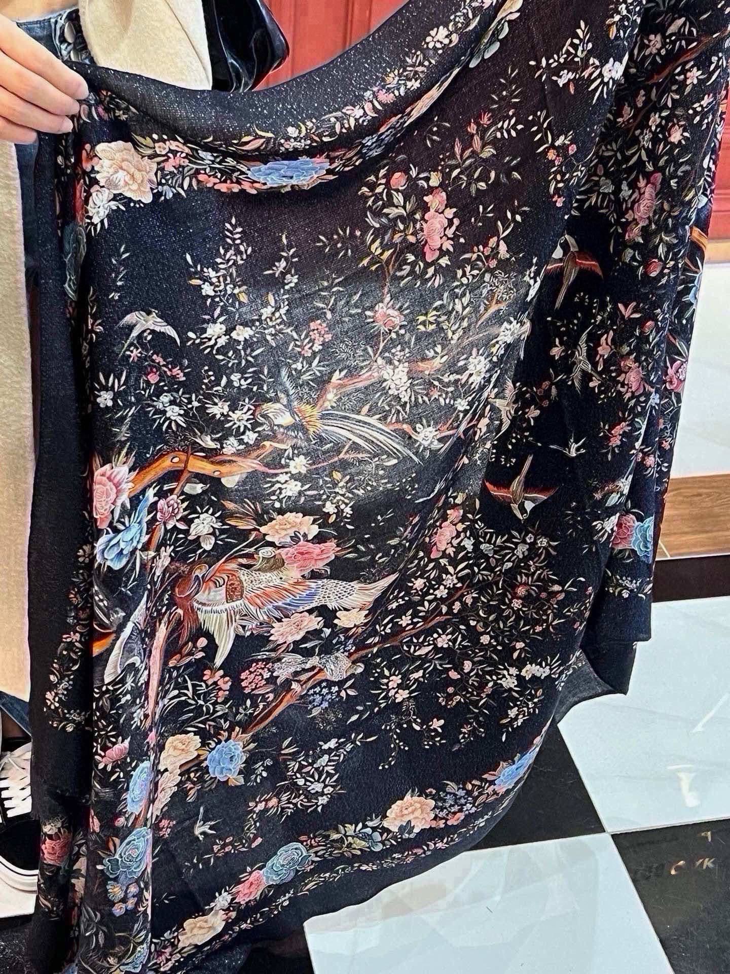 ✨✨【金银丝款】Dior专柜款～就是告诉大家这款必须收～上新🆕❤️ 新款长羊绒😍专柜同步🌈✨这个size不大不小特别好搭