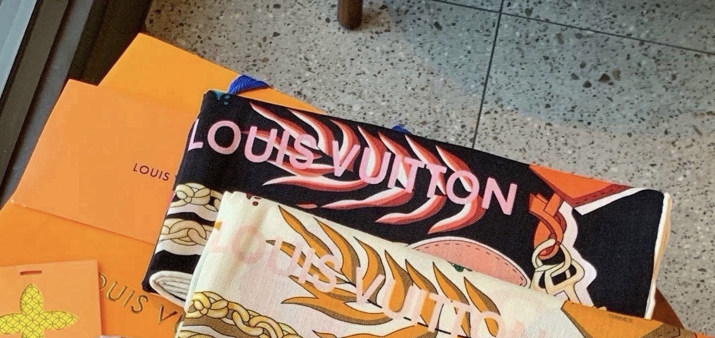 LV x TM 140披肩 【140顶级丝绒双面同色披肩】 本款L Multicolor披肩出自路易威登与知名日本艺术家