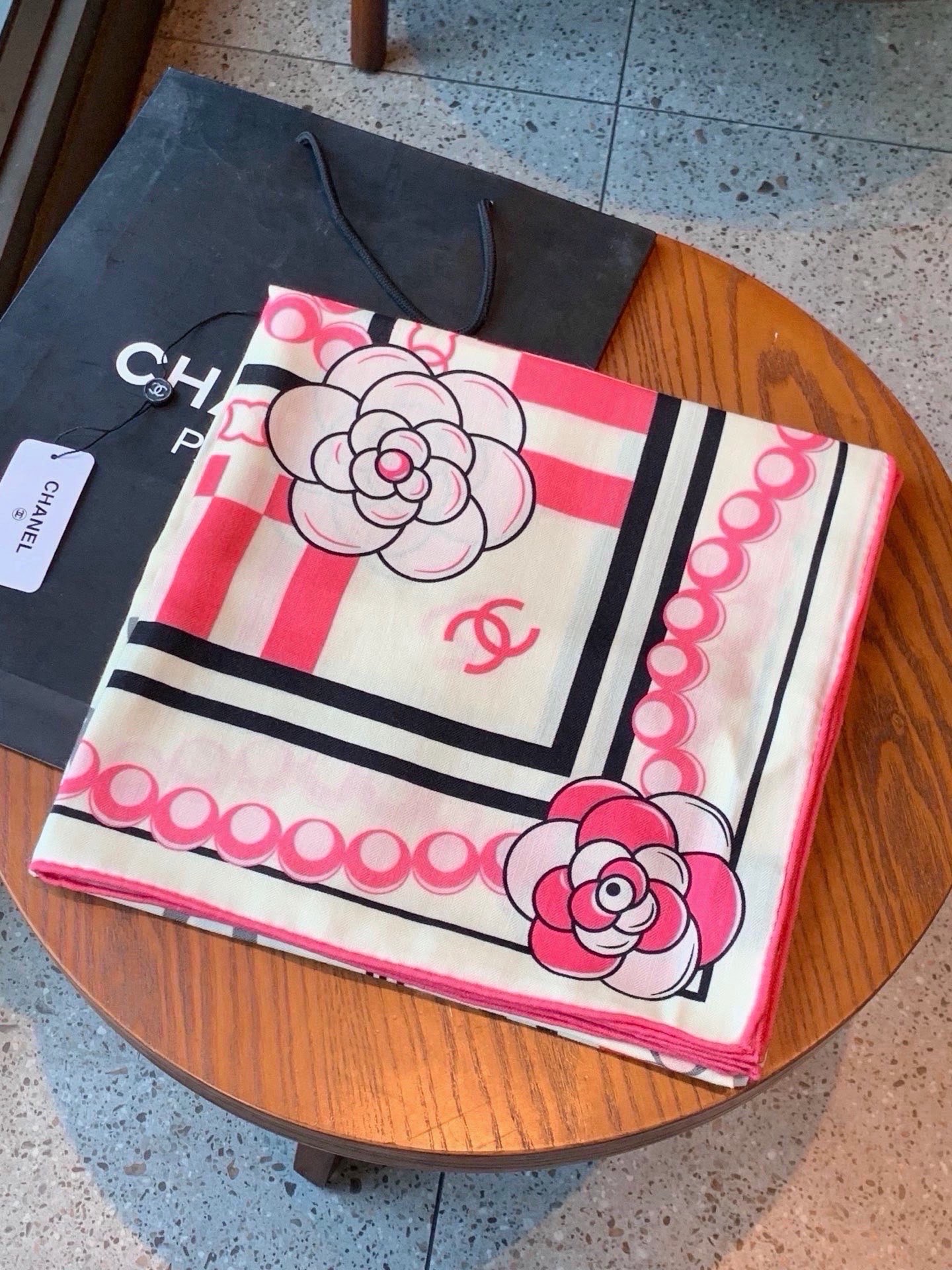 高级成衣系列～Chanel  【140双面同色丝绒披肩】 此系列谱写一曲自由轻灵的赞歌 本系列作品创新演绎品牌的风格符号