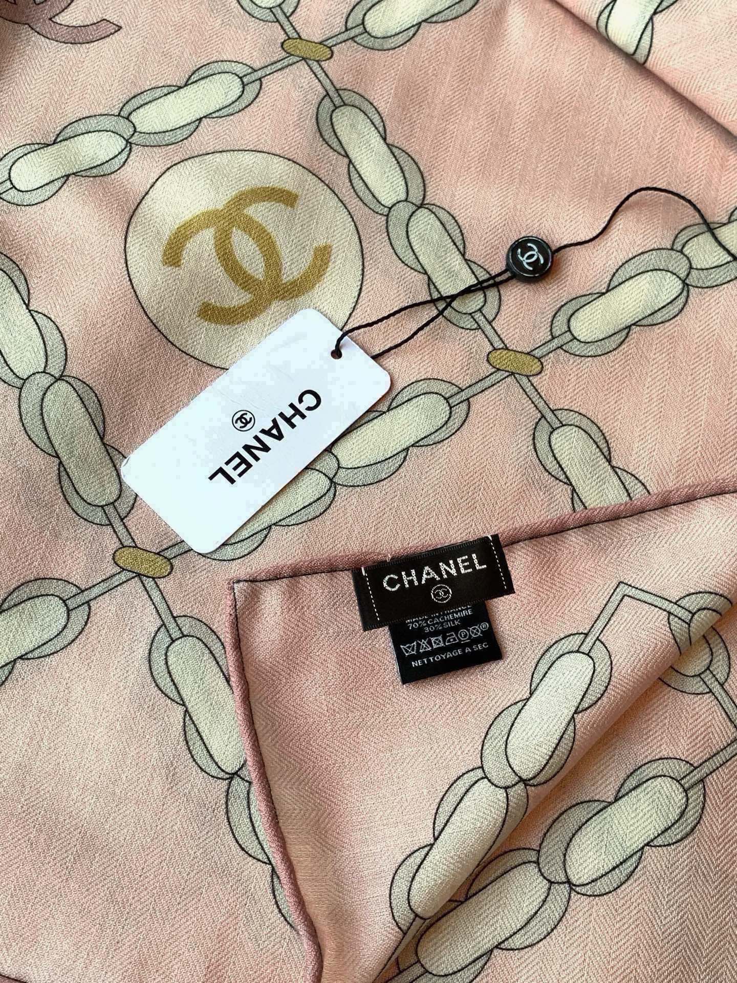 高级成衣系列～Chanel  【140双面同色丝绒披肩】 此系列谱写一曲自由轻灵的赞歌 本系列作品创新演绎品牌的风格符号