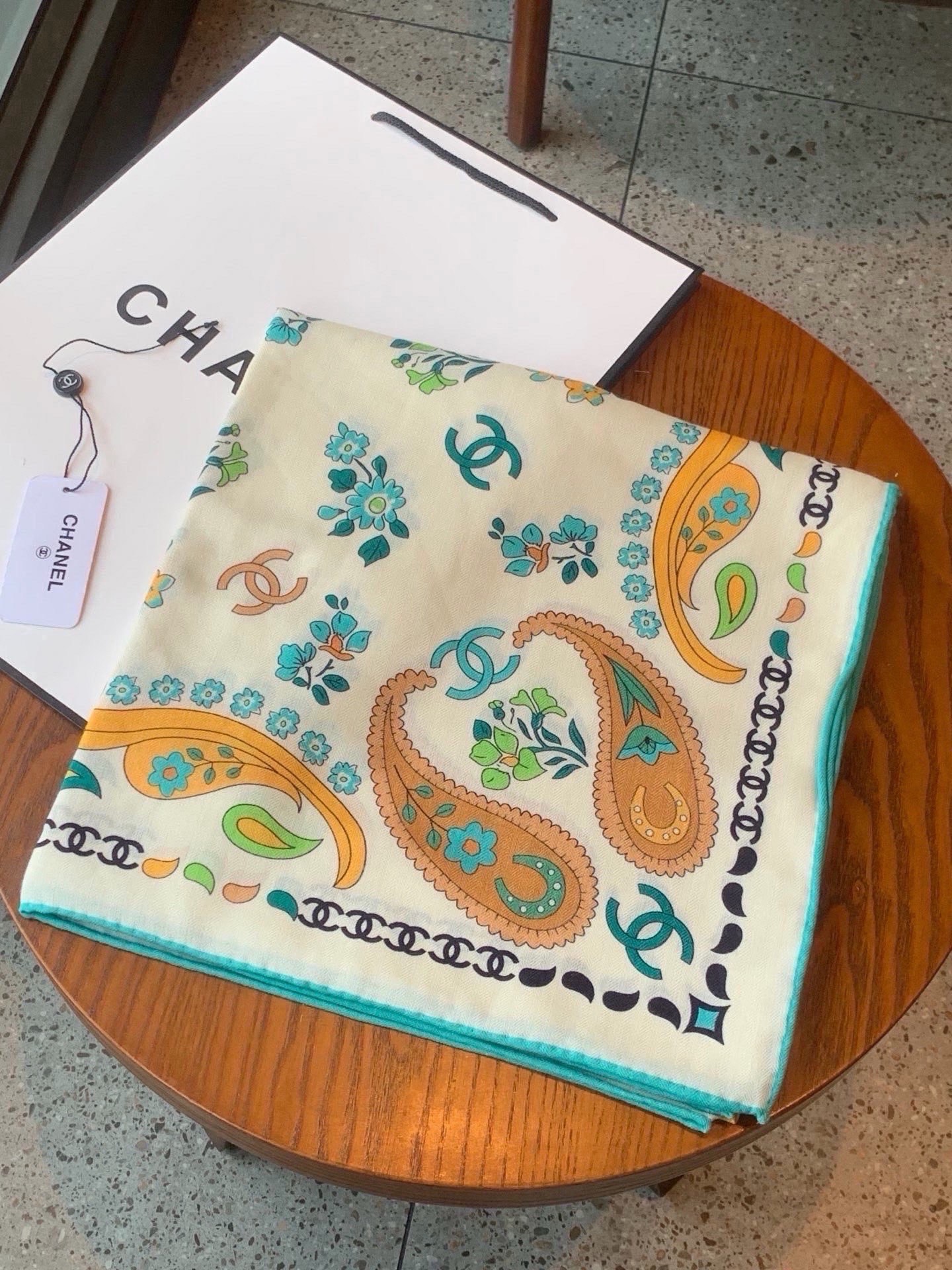 高级成衣系列～Chanel  【140双面同色丝绒披肩】 此系列谱写一曲自由轻灵的赞歌 本系列作品创新演绎品牌的风格符号