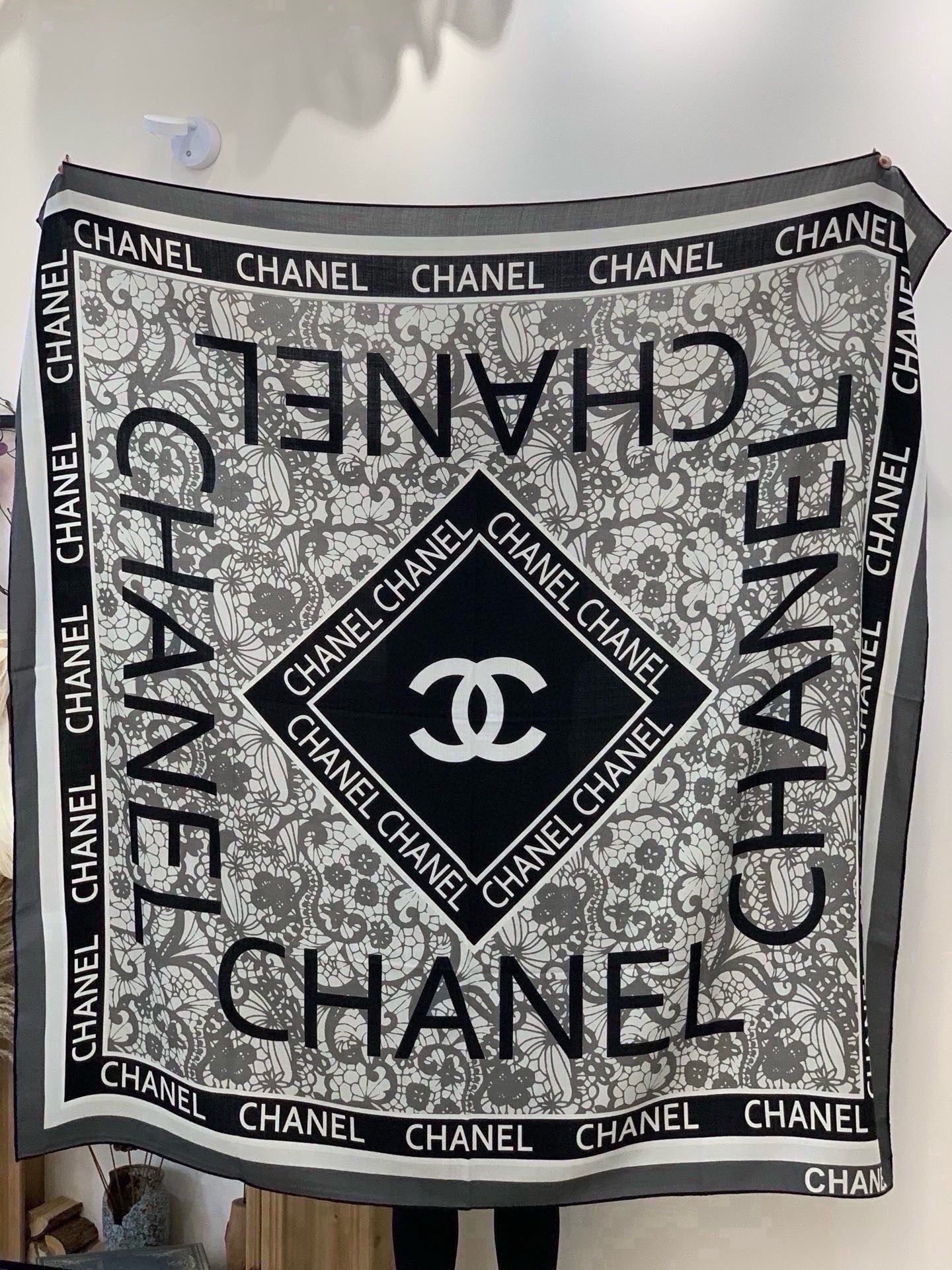 高级成衣系列～Chanel  【140双面同色丝绒披肩】 此系列谱写一曲自由轻灵的赞歌 本系列作品创新演绎品牌的风格符号