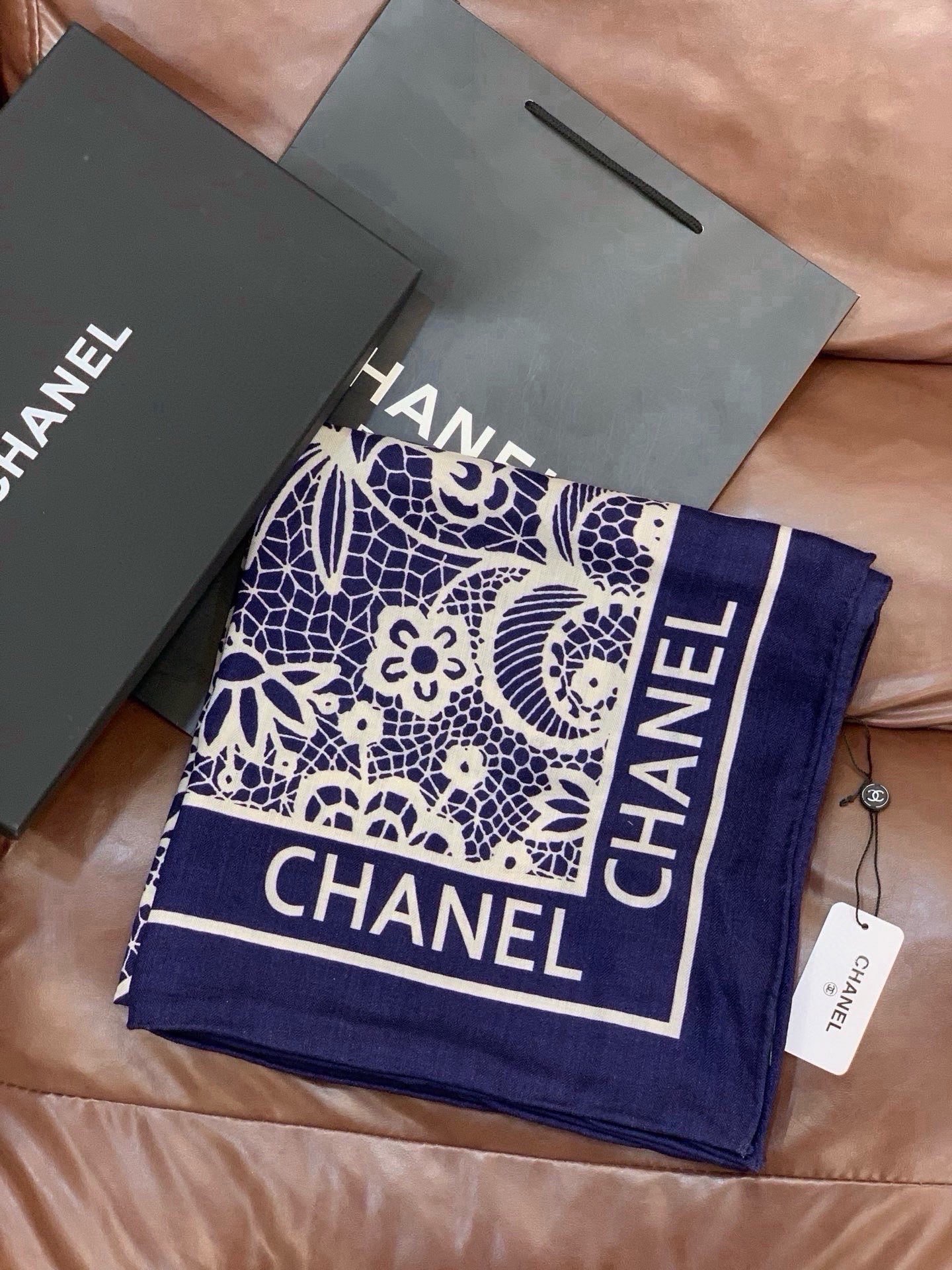 高级成衣系列～Chanel  【140双面同色丝绒披肩】 此系列谱写一曲自由轻灵的赞歌 本系列作品创新演绎品牌的风格符号
