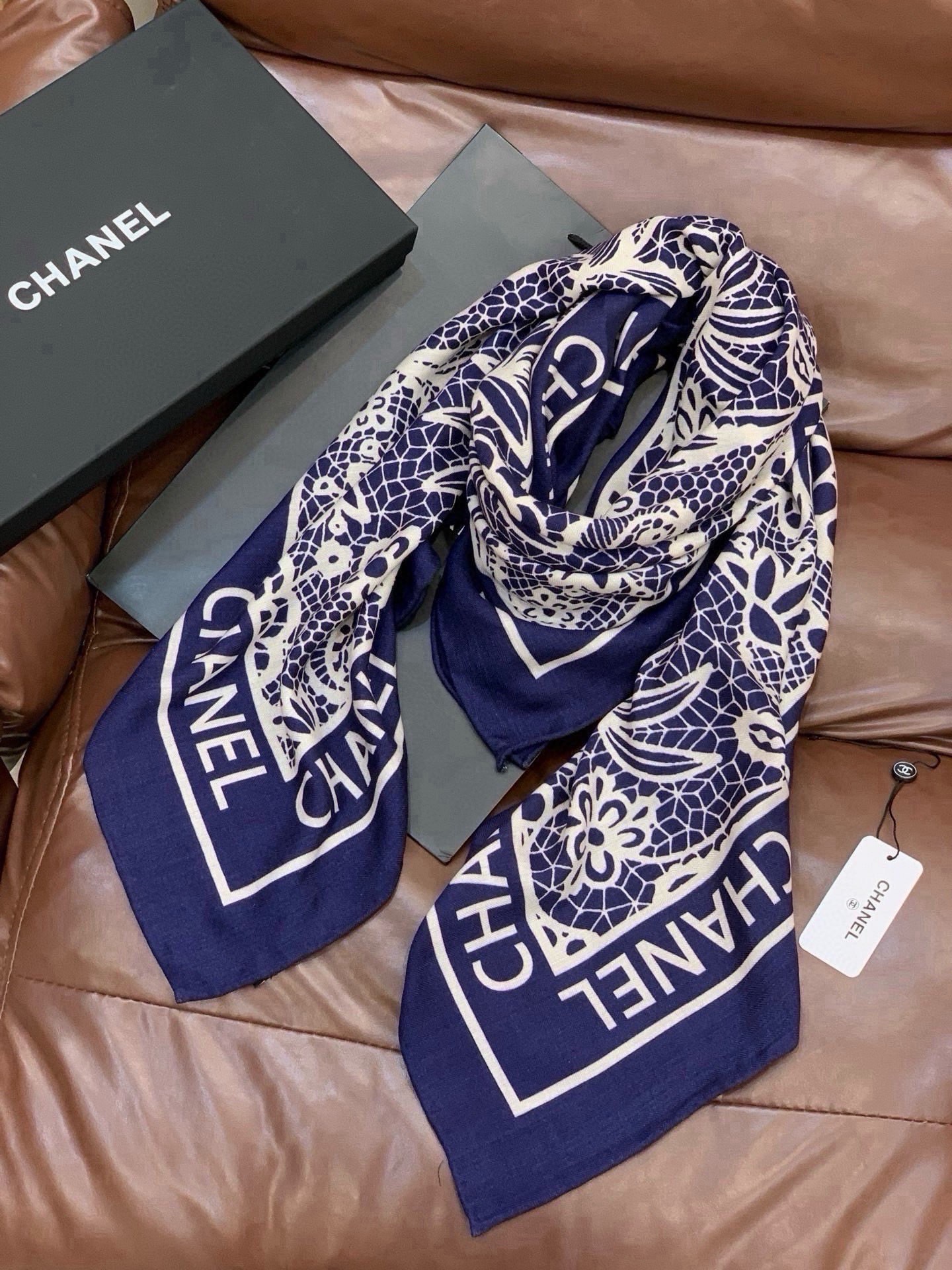 高级成衣系列～Chanel  【140双面同色丝绒披肩】 此系列谱写一曲自由轻灵的赞歌 本系列作品创新演绎品牌的风格符号