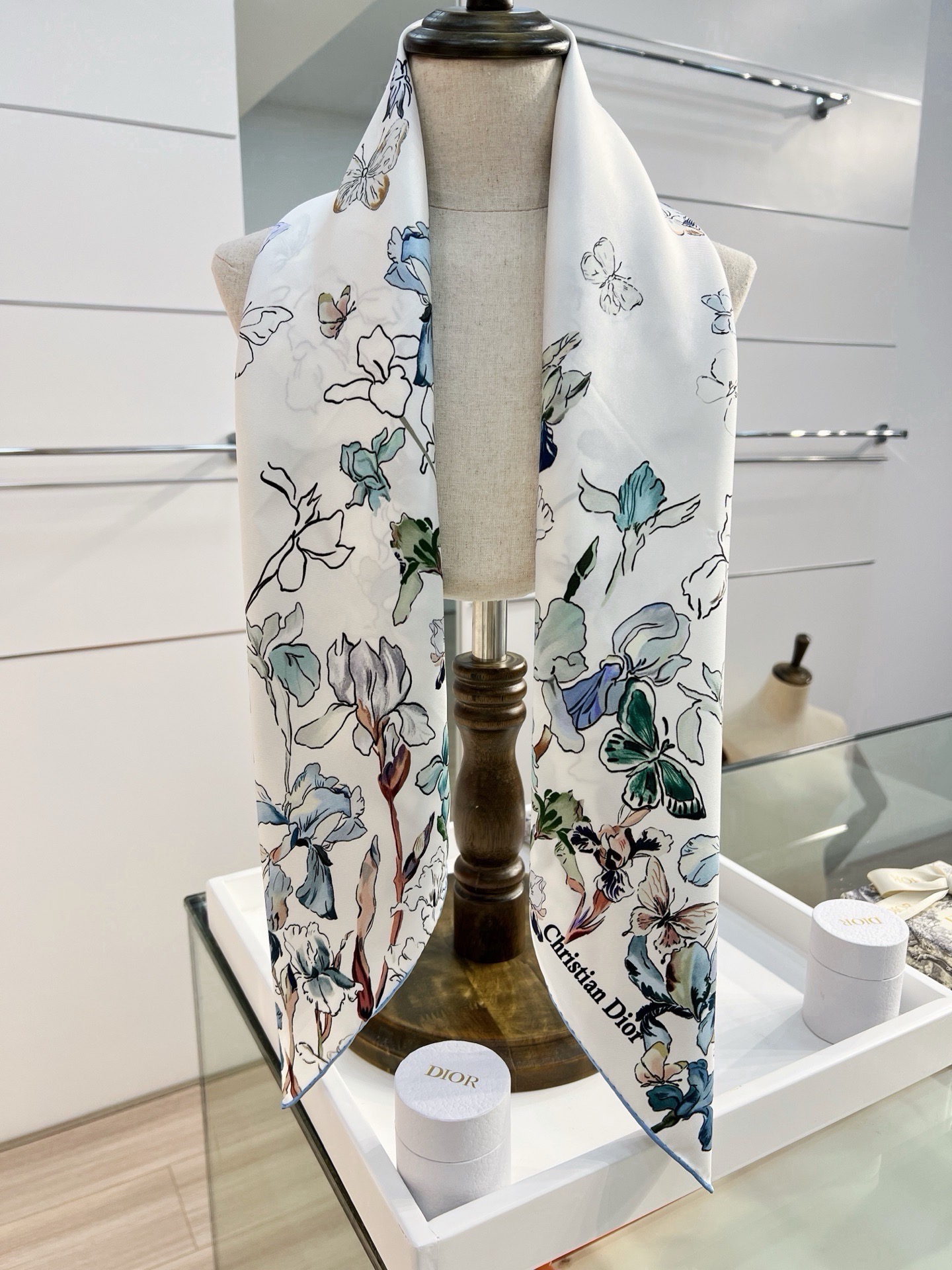Dior 印花方巾 90 厘米胭脂粉色桑蚕丝斜纹面料多色 Butterflies & Iris图案 这款方巾饰以 But