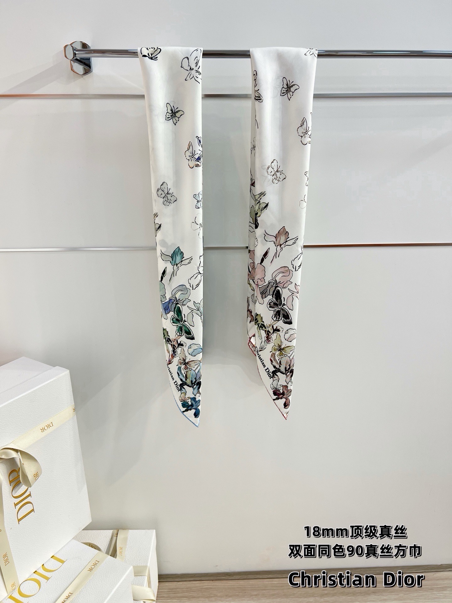 Dior 印花方巾 90 厘米胭脂粉色桑蚕丝斜纹面料多色 Butterflies & Iris图案 这款方巾饰以 But