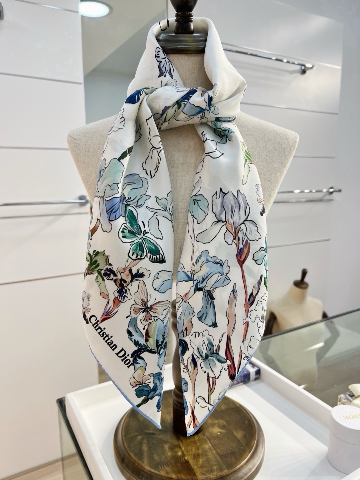 Dior 印花方巾 90 厘米胭脂粉色桑蚕丝斜纹面料多色 Butterflies & Iris图案 这款方巾饰以 But