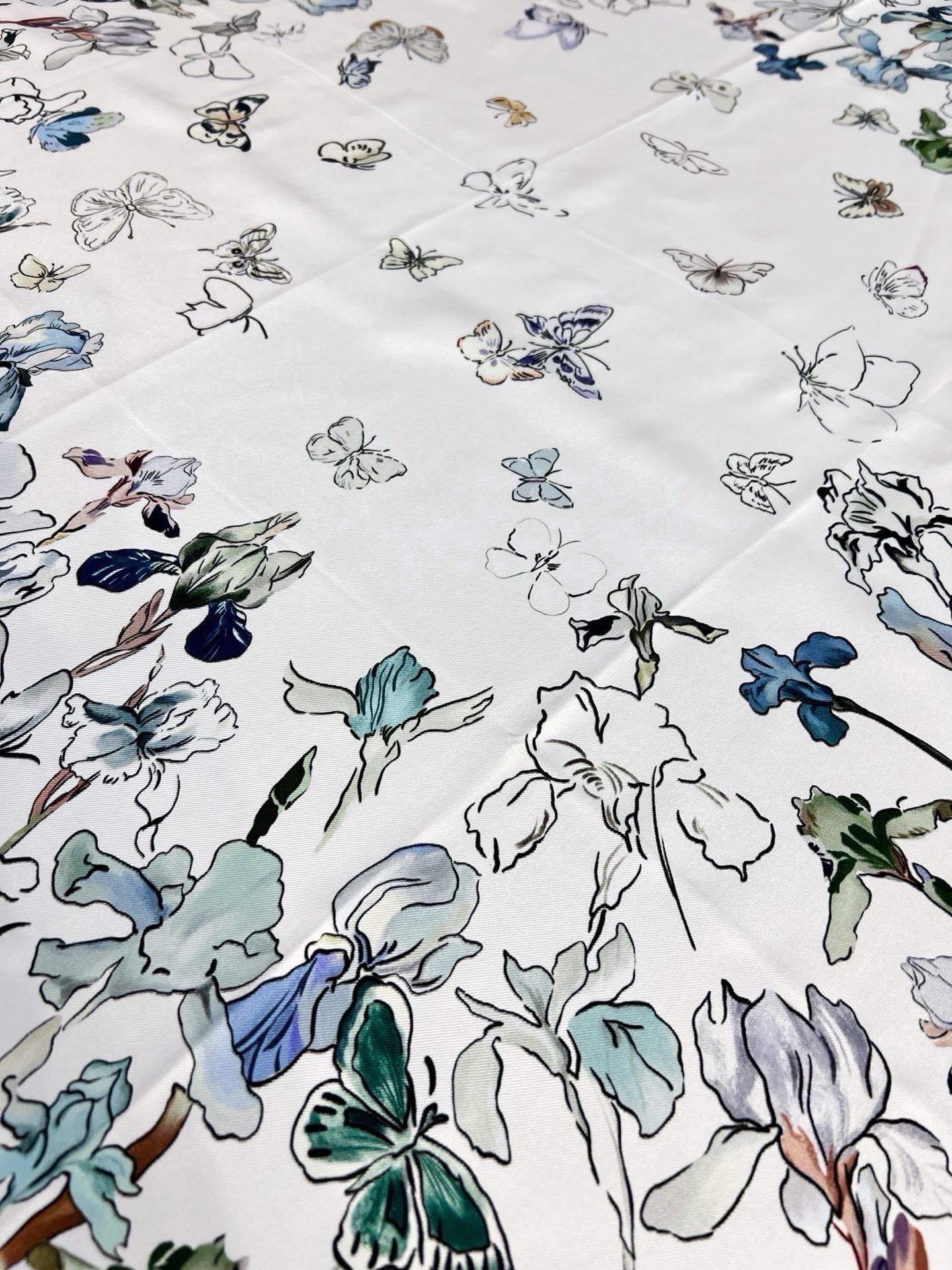 Dior 印花方巾 90 厘米胭脂粉色桑蚕丝斜纹面料多色 Butterflies & Iris图案 这款方巾饰以 But