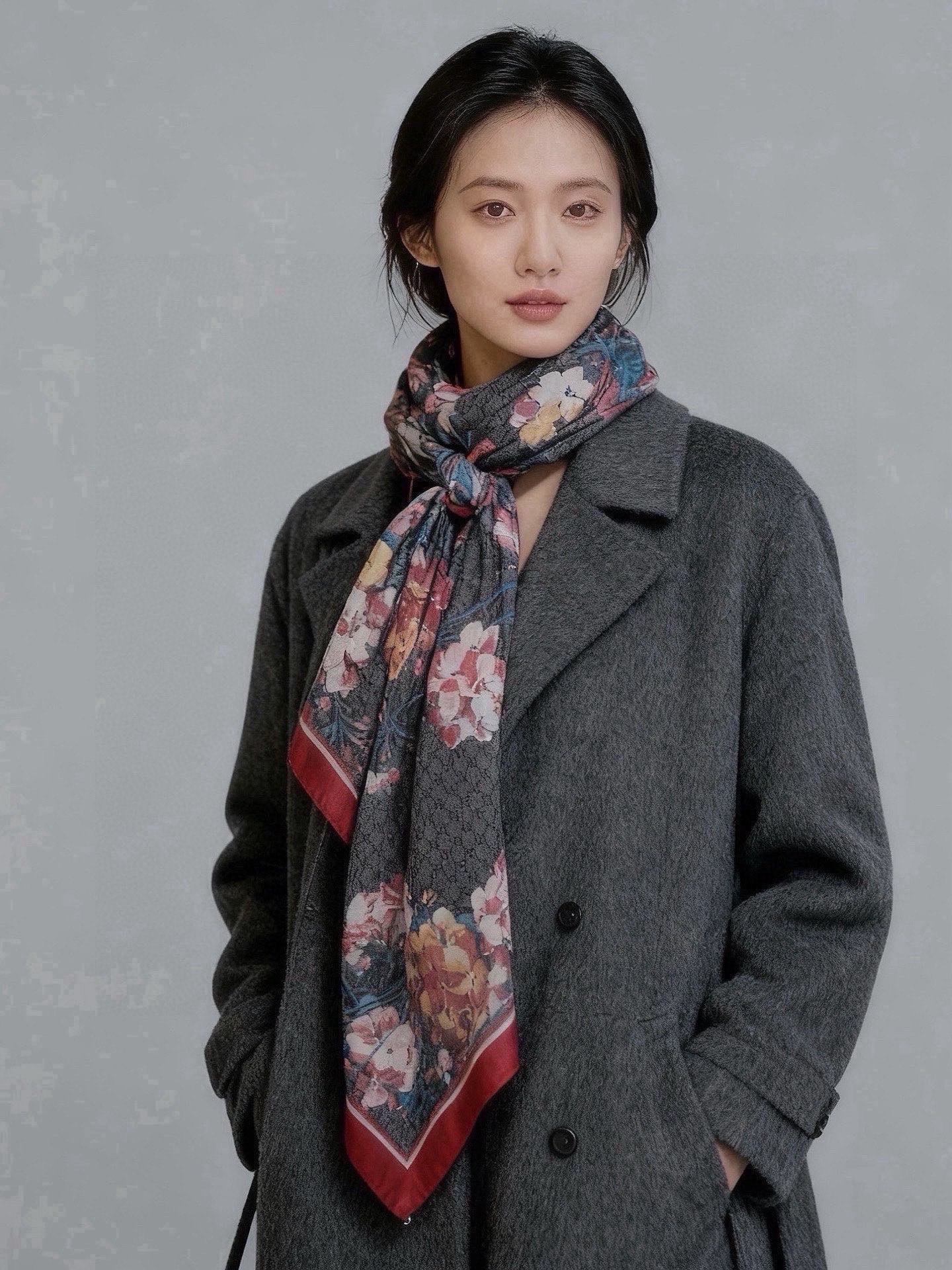 Gucci花卉羊绒围巾~超级抬气色!高级女人味!】羊绒围巾也能这么美!!!Gucci这款双面花卉羊绒围巾真的好高级!招牌 Gucci花卉羊绒围巾~超级抬气色!高级女人味!】羊绒围巾也能这么美!!!Gucci这款双面花卉羊绒围巾真的好高级!招牌
