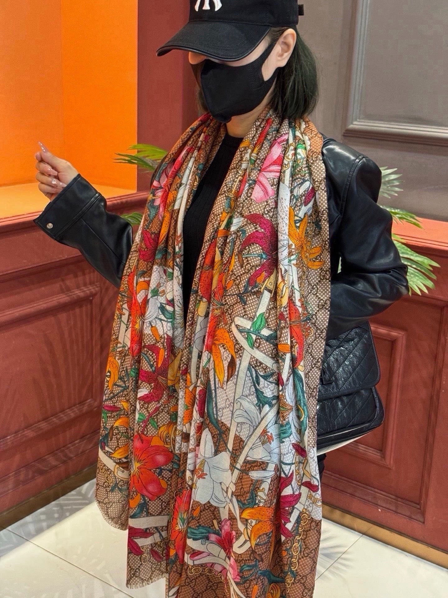 Gucci花卉羊绒围巾~超级抬气色！高级女人味！】羊绒围巾也能这么美！！！Gucci这款双面花卉羊绒围巾真的好高级！招牌