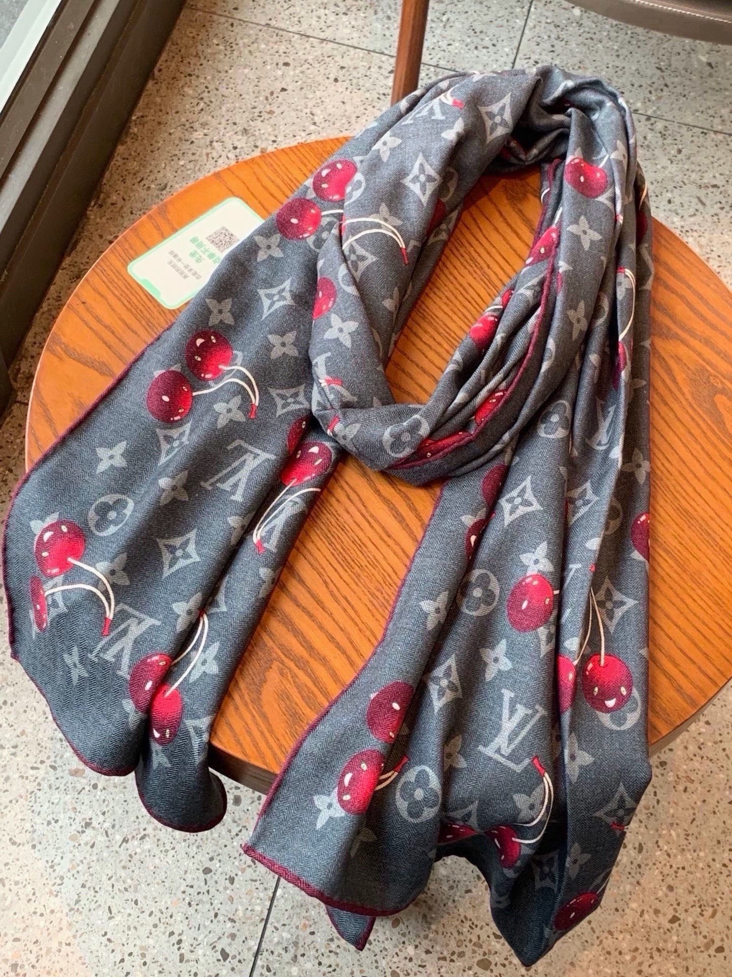 LV X TM MONOGRAM CERISE 【双面丝绒同色】 LV × TM Monogram Cerise 方巾出