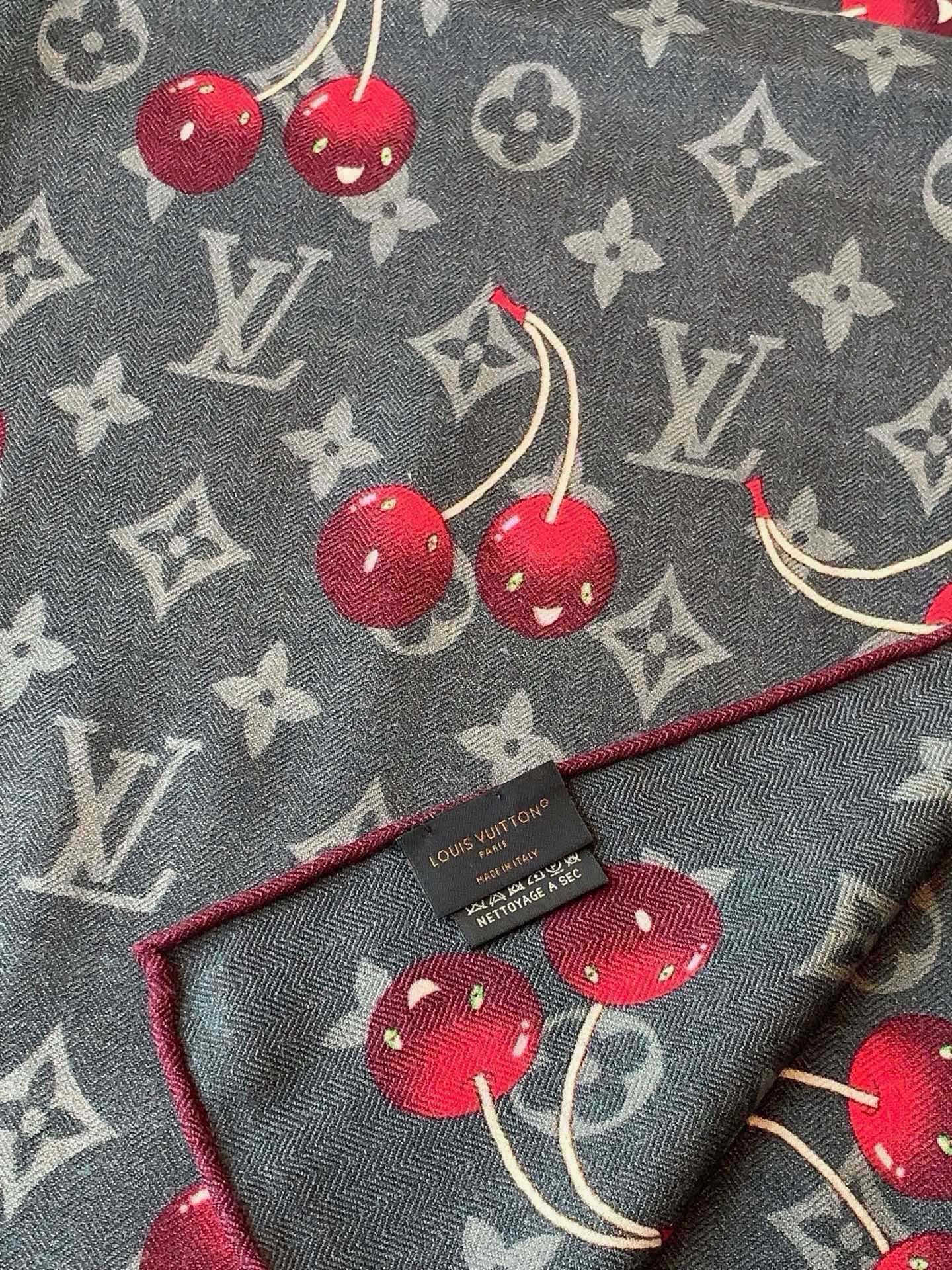 LV X TM MONOGRAM CERISE 【双面丝绒同色】 LV × TM Monogram Cerise 方巾出