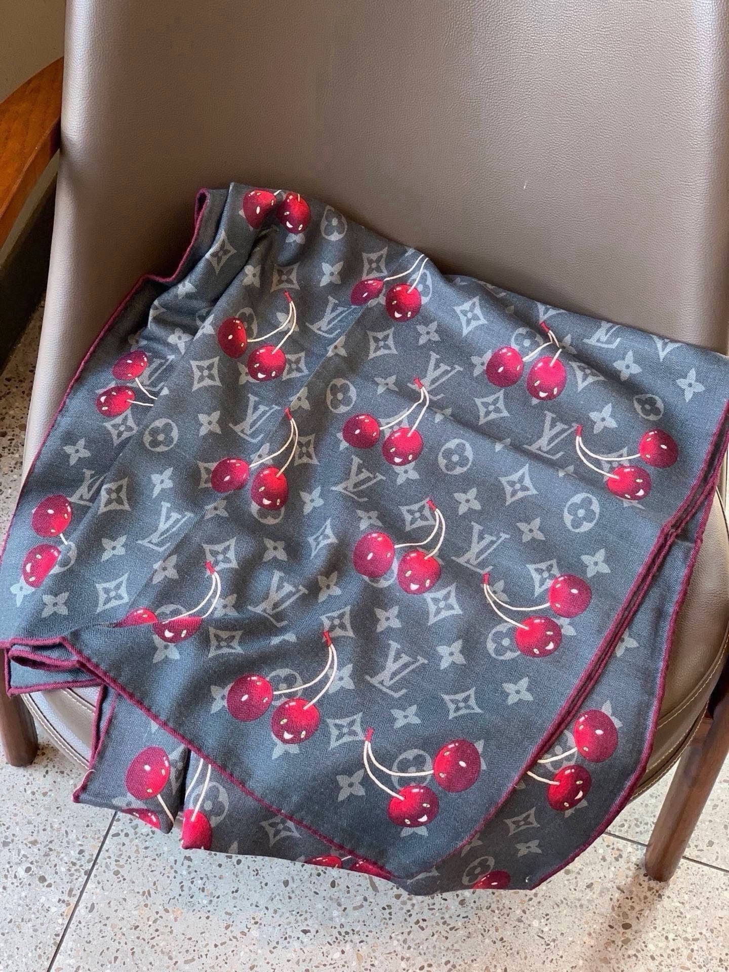LV X TM MONOGRAM CERISE 【双面丝绒同色】 LV × TM Monogram Cerise 方巾出