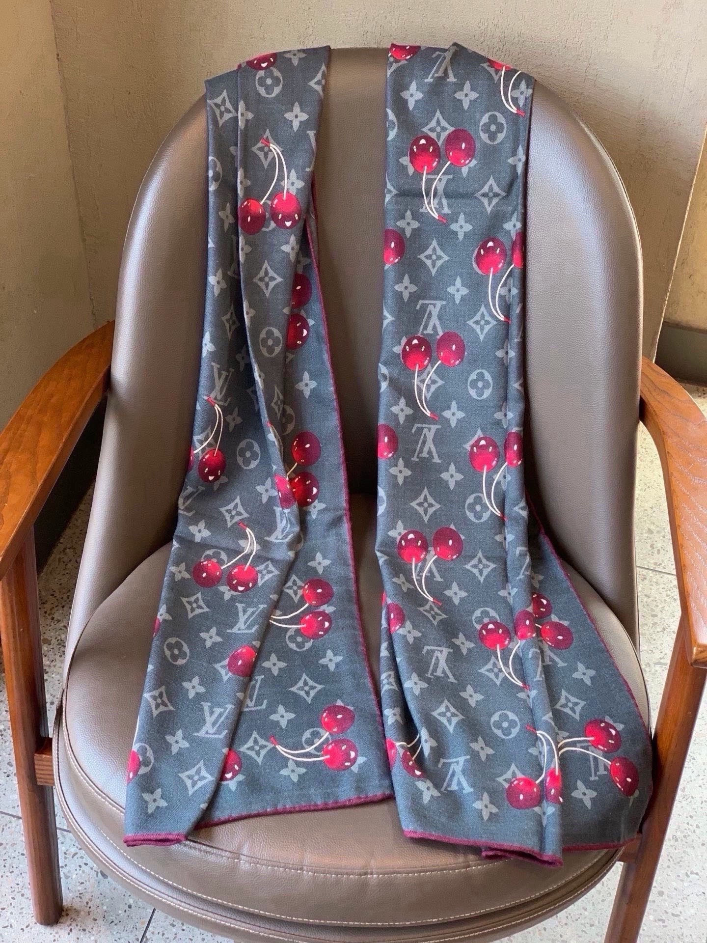 LV X TM MONOGRAM CERISE 【双面丝绒同色】 LV × TM Monogram Cerise 方巾出