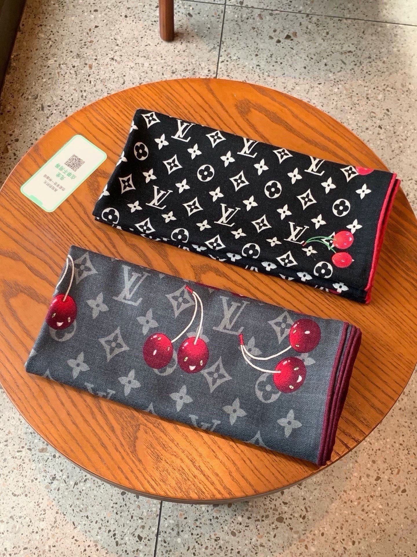 LV X TM MONOGRAM CERISE 【双面丝绒同色】 LV × TM Monogram Cerise 方巾出
