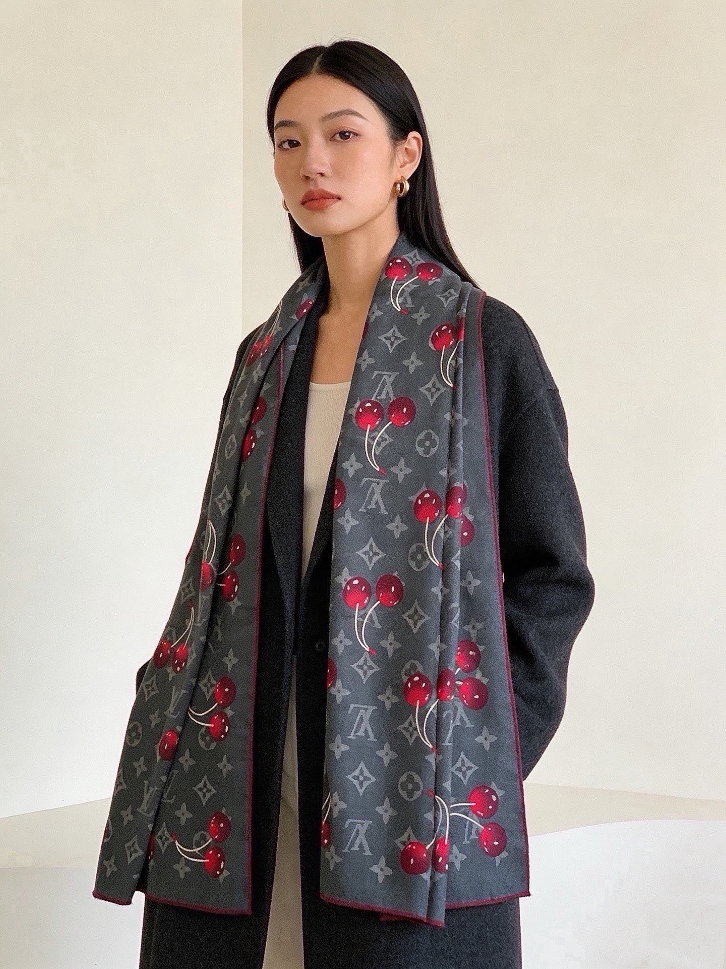 LV X TM MONOGRAM CERISE 【双面丝绒同色】 LV × TM Monogram Cerise 方巾出 LV X TM MONOGRAM CERISE 【双面丝绒同色】 LV × TM Monogram Cerise 方巾出