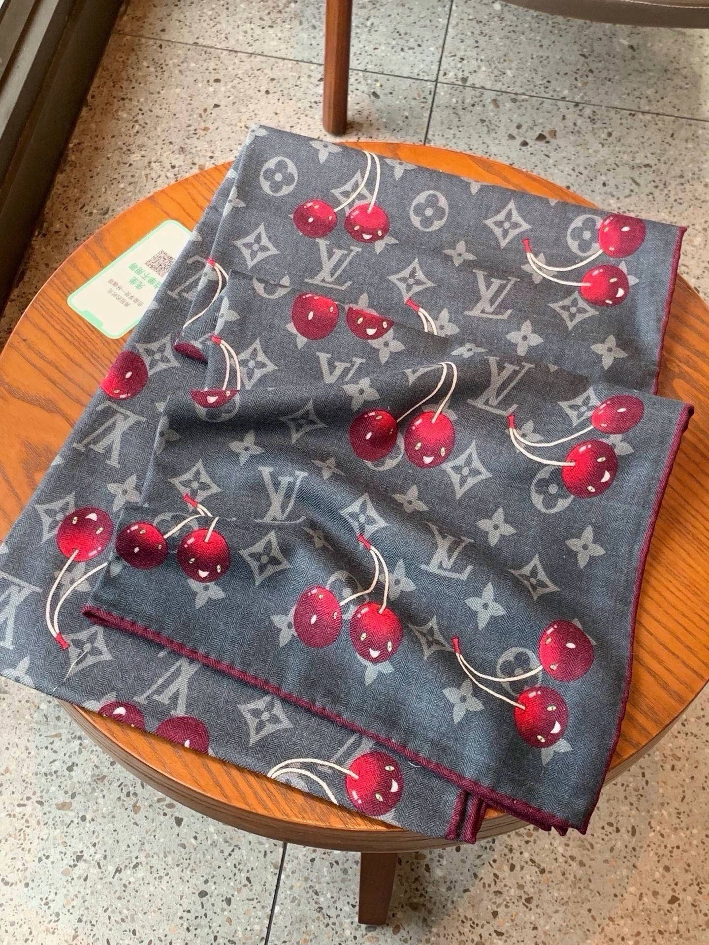 LV X TM MONOGRAM CERISE 【双面丝绒同色】 LV × TM Monogram Cerise 方巾出
