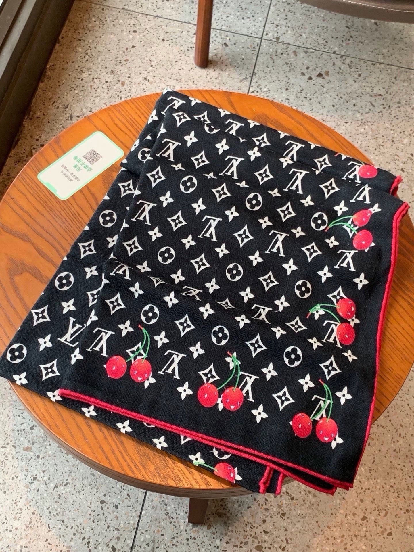 LV X TM MONOGRAM CERISE 【双面丝绒同色】 LV × TM Monogram Cerise 方巾出 LV X TM MONOGRAM CERISE 【双面丝绒同色】 LV × TM Monogram Cerise 方巾出