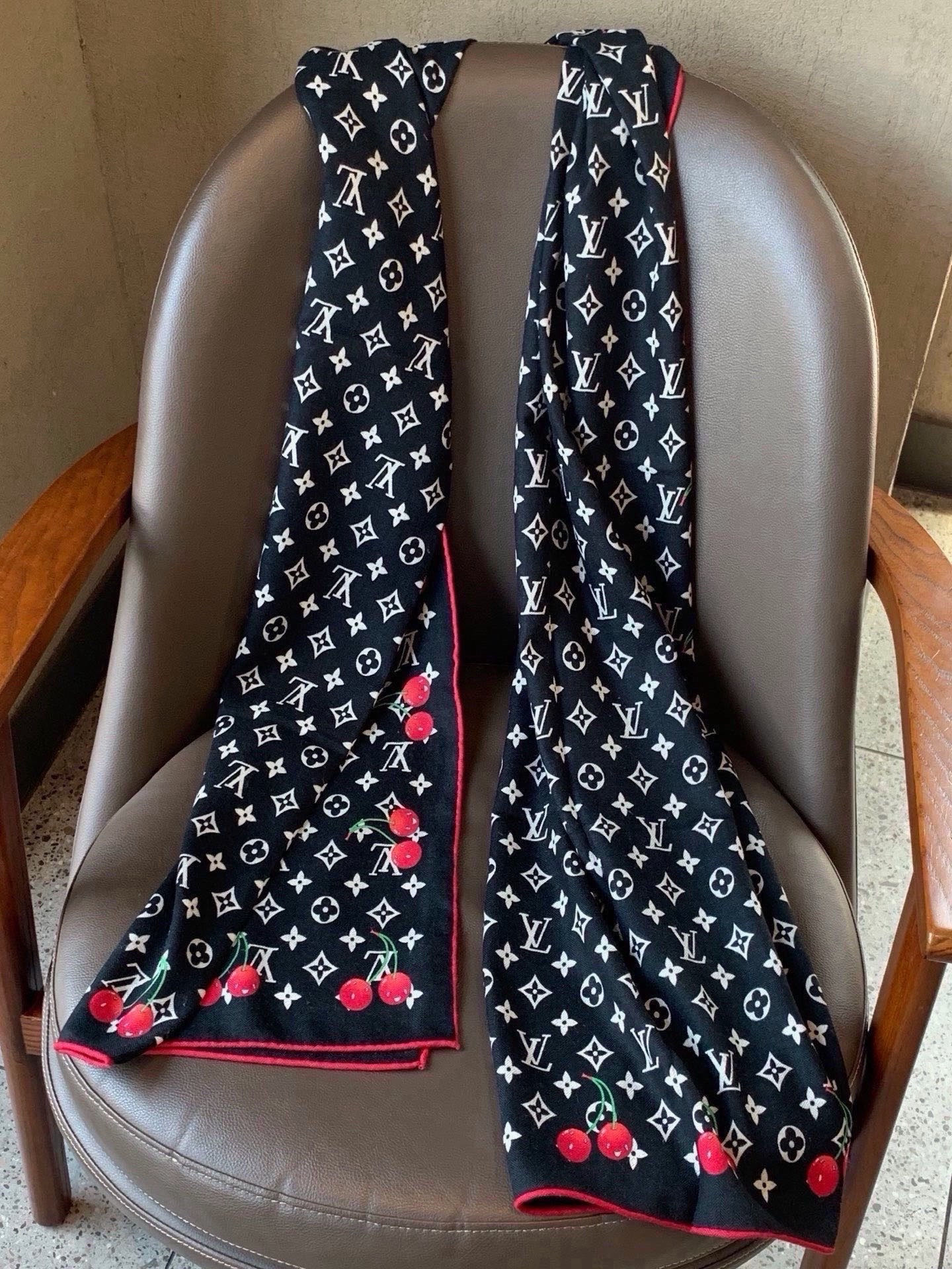 LV X TM MONOGRAM CERISE 【双面丝绒同色】 LV × TM Monogram Cerise 方巾出 LV X TM MONOGRAM CERISE 【双面丝绒同色】 LV × TM Monogram Cerise 方巾出