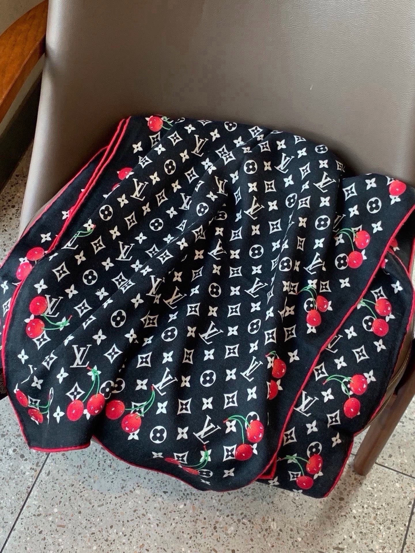 LV X TM MONOGRAM CERISE 【双面丝绒同色】 LV × TM Monogram Cerise 方巾出 LV X TM MONOGRAM CERISE 【双面丝绒同色】 LV × TM Monogram Cerise 方巾出