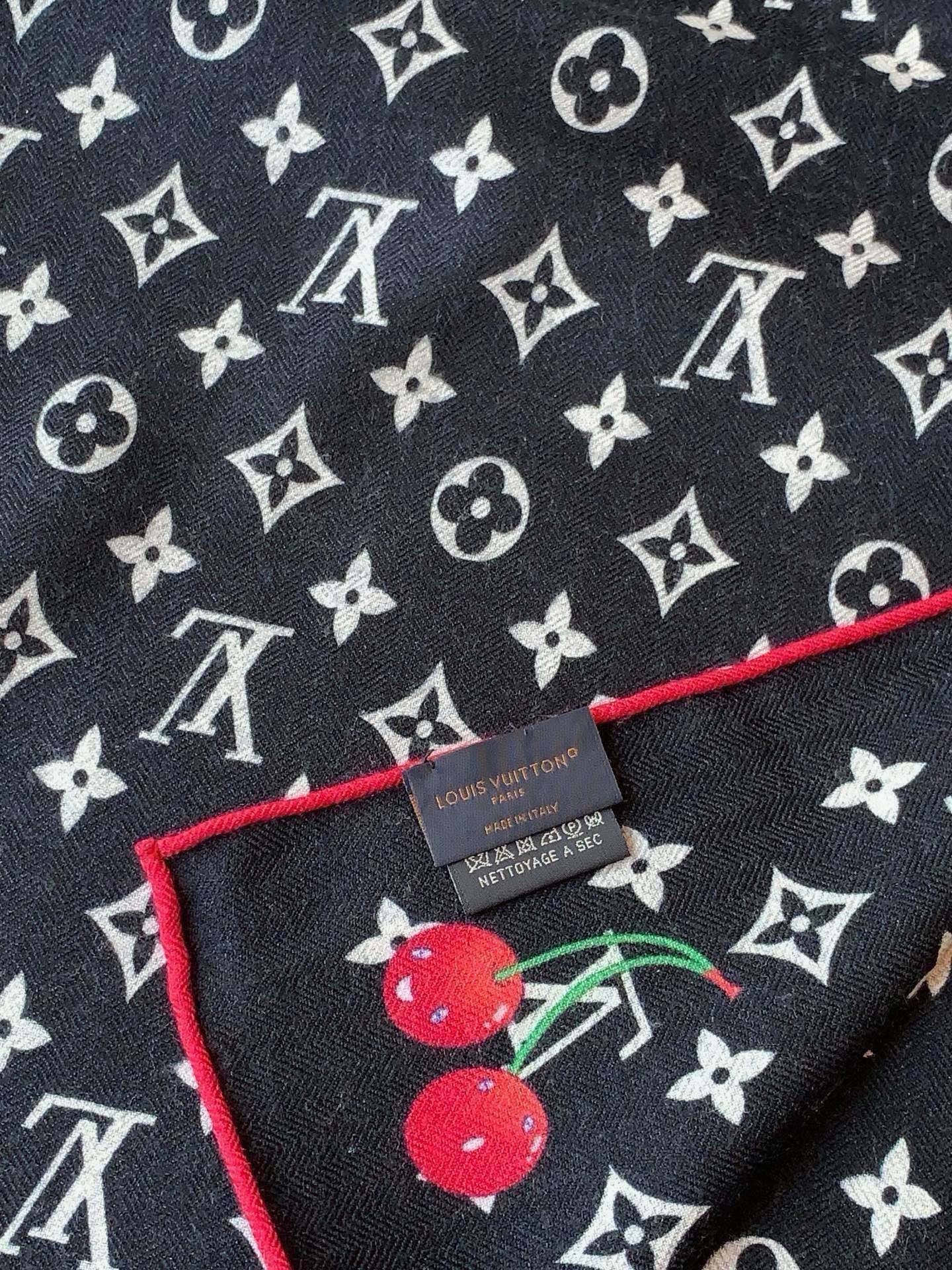 LV X TM MONOGRAM CERISE 【双面丝绒同色】 LV × TM Monogram Cerise 方巾出 LV X TM MONOGRAM CERISE 【双面丝绒同色】 LV × TM Monogram Cerise 方巾出