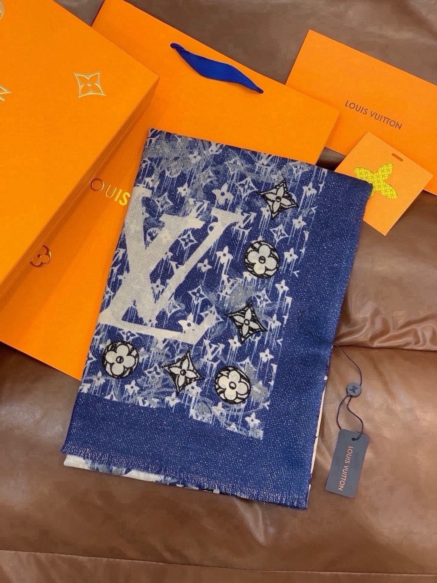 会发光发亮的围巾银丝羊绒长巾✨专柜同步‼️真心赞‼️驴家【L字母与花纹长巾】路易威登经典 Monogram 图案搭配彩色 会发光发亮的围巾银丝羊绒长巾✨专柜同步‼️真心赞‼️驴家【L字母与花纹长巾】路易威登经典 Monogram 图案搭配彩色