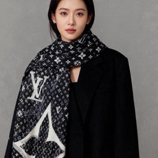 会发光发亮的围巾银丝羊绒长巾✨专柜同步‼️真心赞‼️驴家【L字母与花纹长巾】路易威登经典 Monogram 图案搭配彩色 会发光发亮的围巾银丝羊绒长巾✨专柜同步‼️真心赞‼️驴家【L字母与花纹长巾】路易威登经典 Monogram 图案搭配彩色
