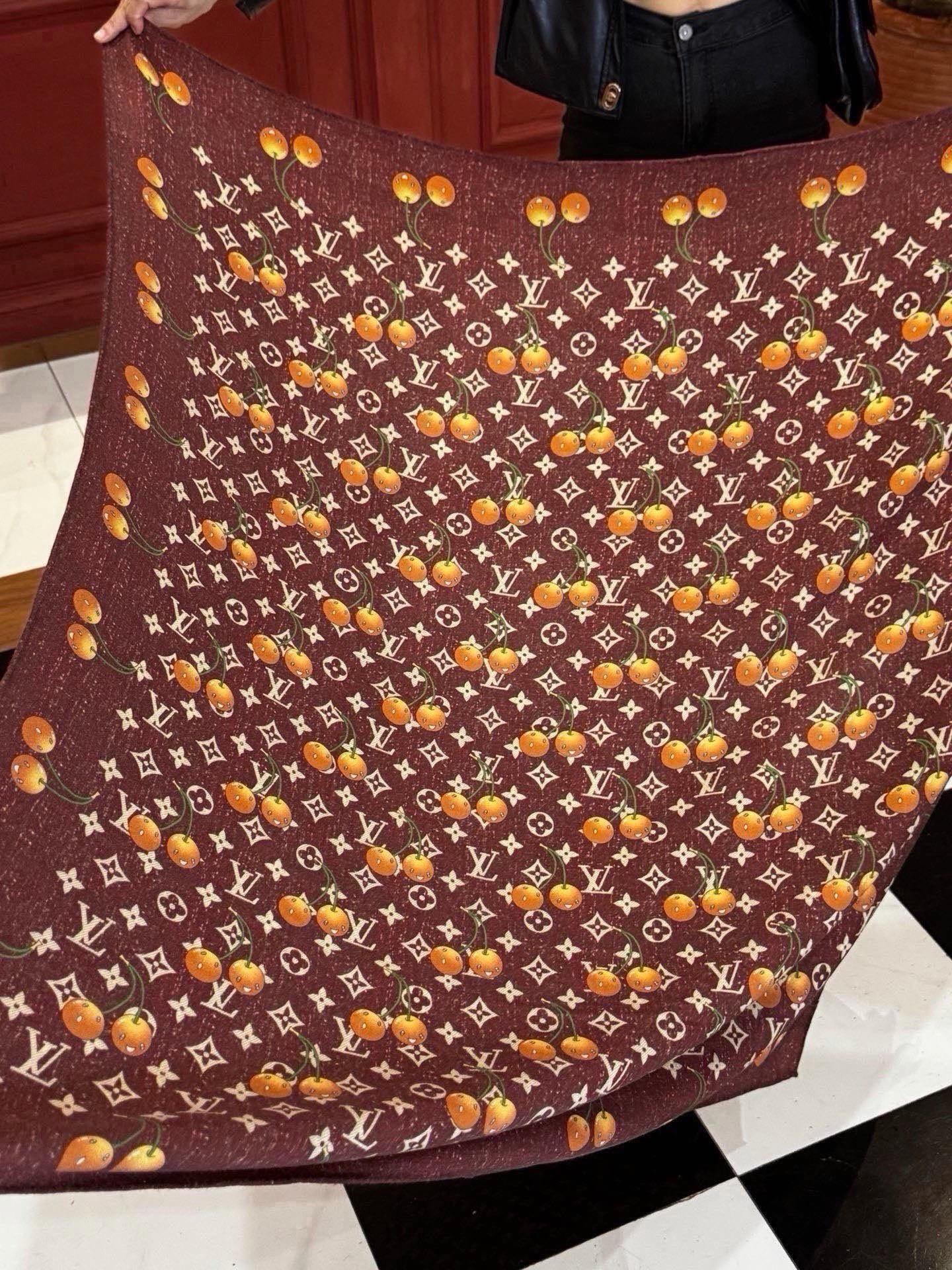 LV X TM MONOGRAM CERISE 140丝绒方巾 【140双面丝绒同色】 LV × TM Monogram LV X TM MONOGRAM CERISE 140丝绒方巾 【140双面丝绒同色】 LV × TM Monogram