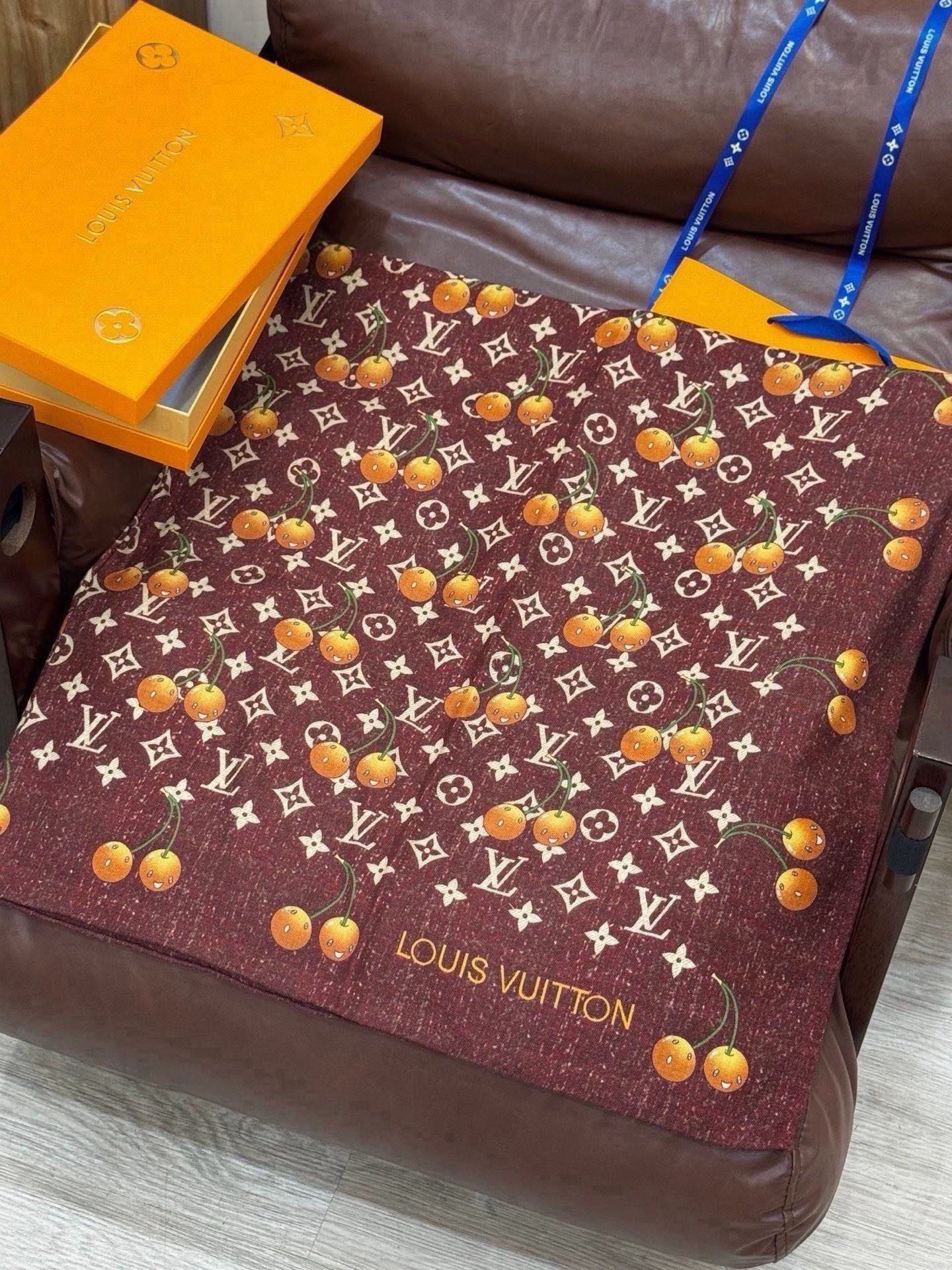 LV X TM MONOGRAM CERISE 140丝绒方巾 【140双面丝绒同色】 LV × TM Monogram LV X TM MONOGRAM CERISE 140丝绒方巾 【140双面丝绒同色】 LV × TM Monogram