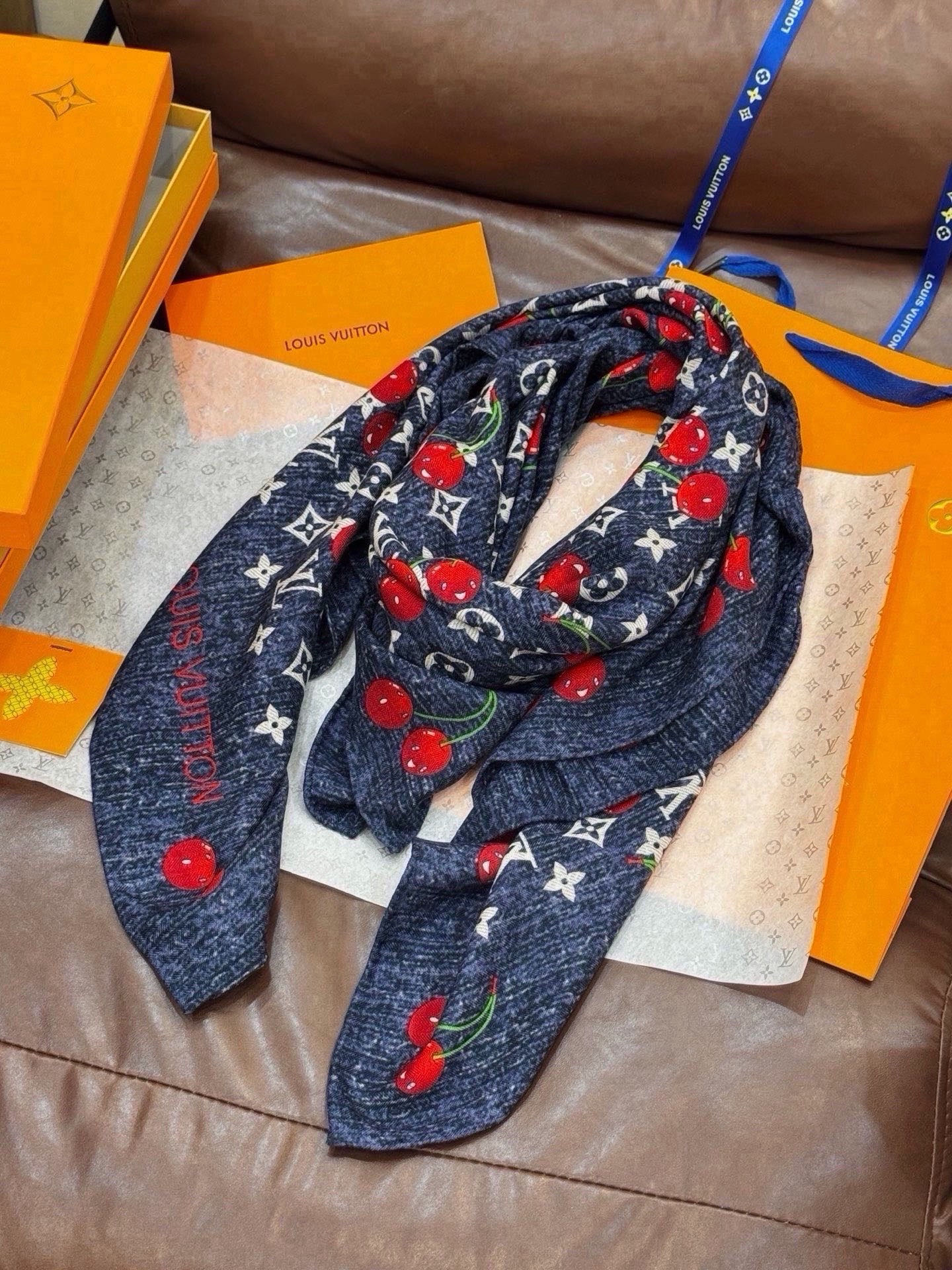 LV X TM MONOGRAM CERISE 140丝绒方巾 【140双面丝绒同色】 LV × TM Monogram LV X TM MONOGRAM CERISE 140丝绒方巾 【140双面丝绒同色】 LV × TM Monogram