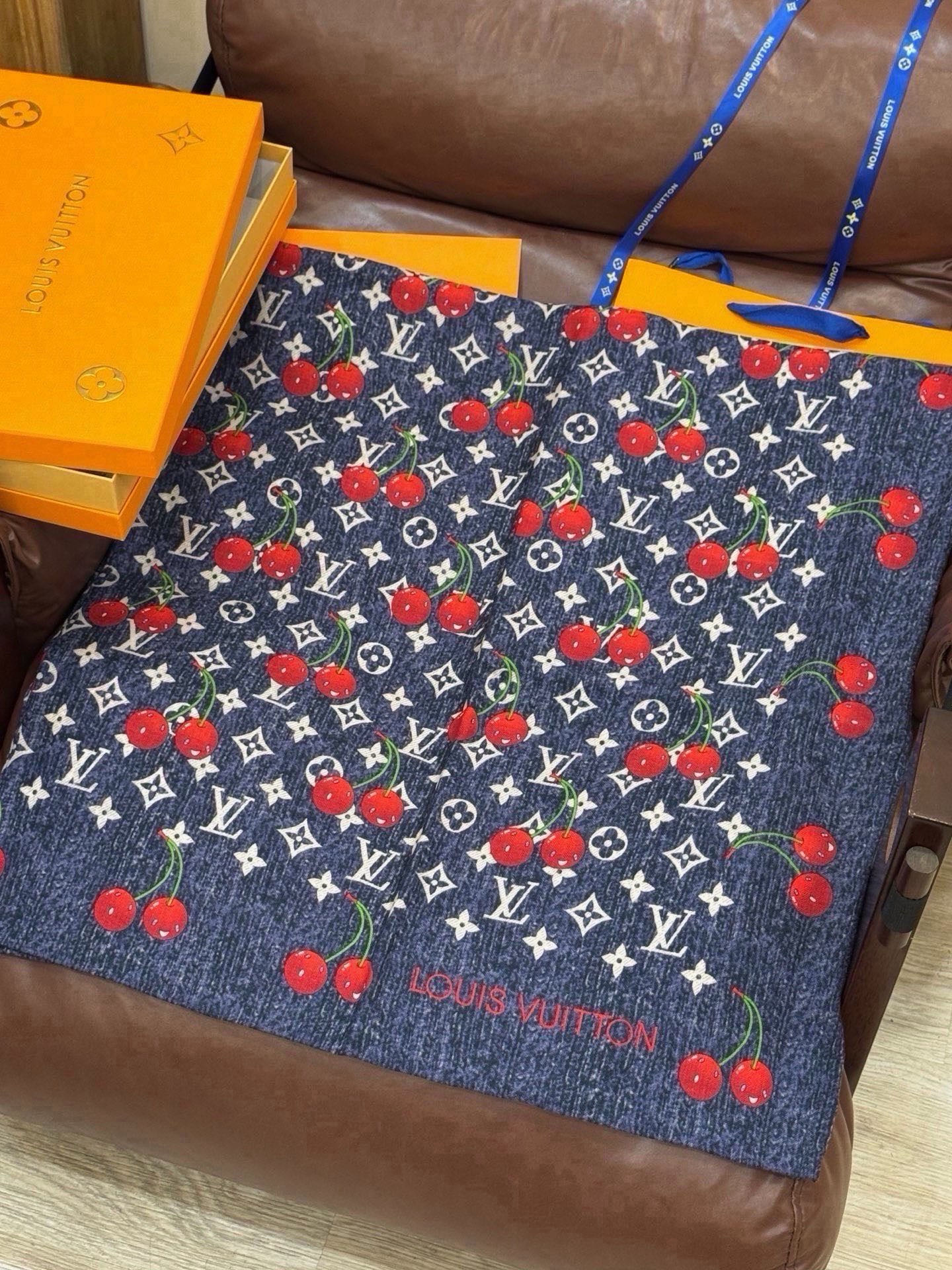 LV X TM MONOGRAM CERISE 140丝绒方巾 【140双面丝绒同色】 LV × TM Monogram LV X TM MONOGRAM CERISE 140丝绒方巾 【140双面丝绒同色】 LV × TM Monogram