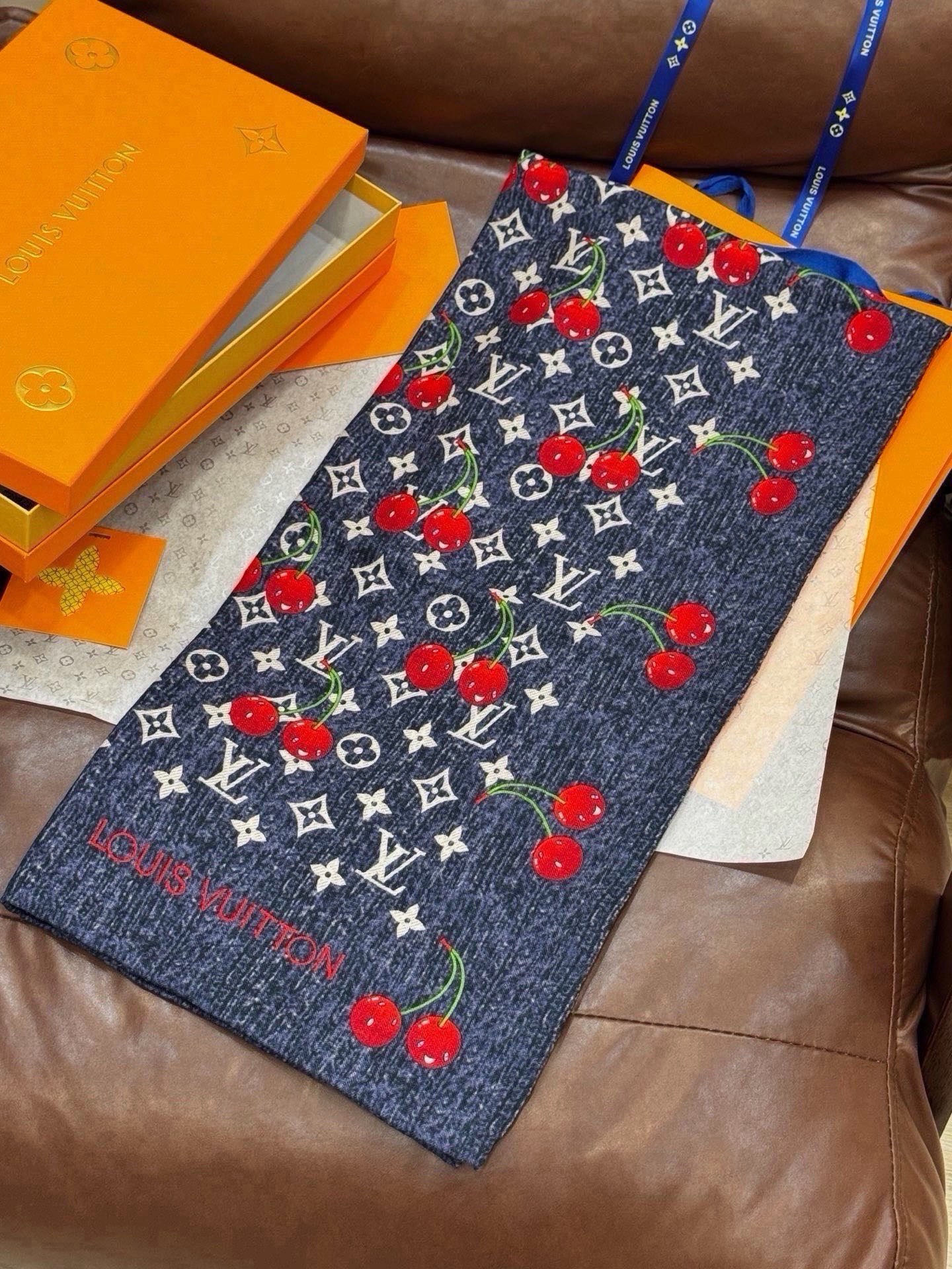 LV X TM MONOGRAM CERISE 140丝绒方巾 【140双面丝绒同色】 LV × TM Monogram LV X TM MONOGRAM CERISE 140丝绒方巾 【140双面丝绒同色】 LV × TM Monogram