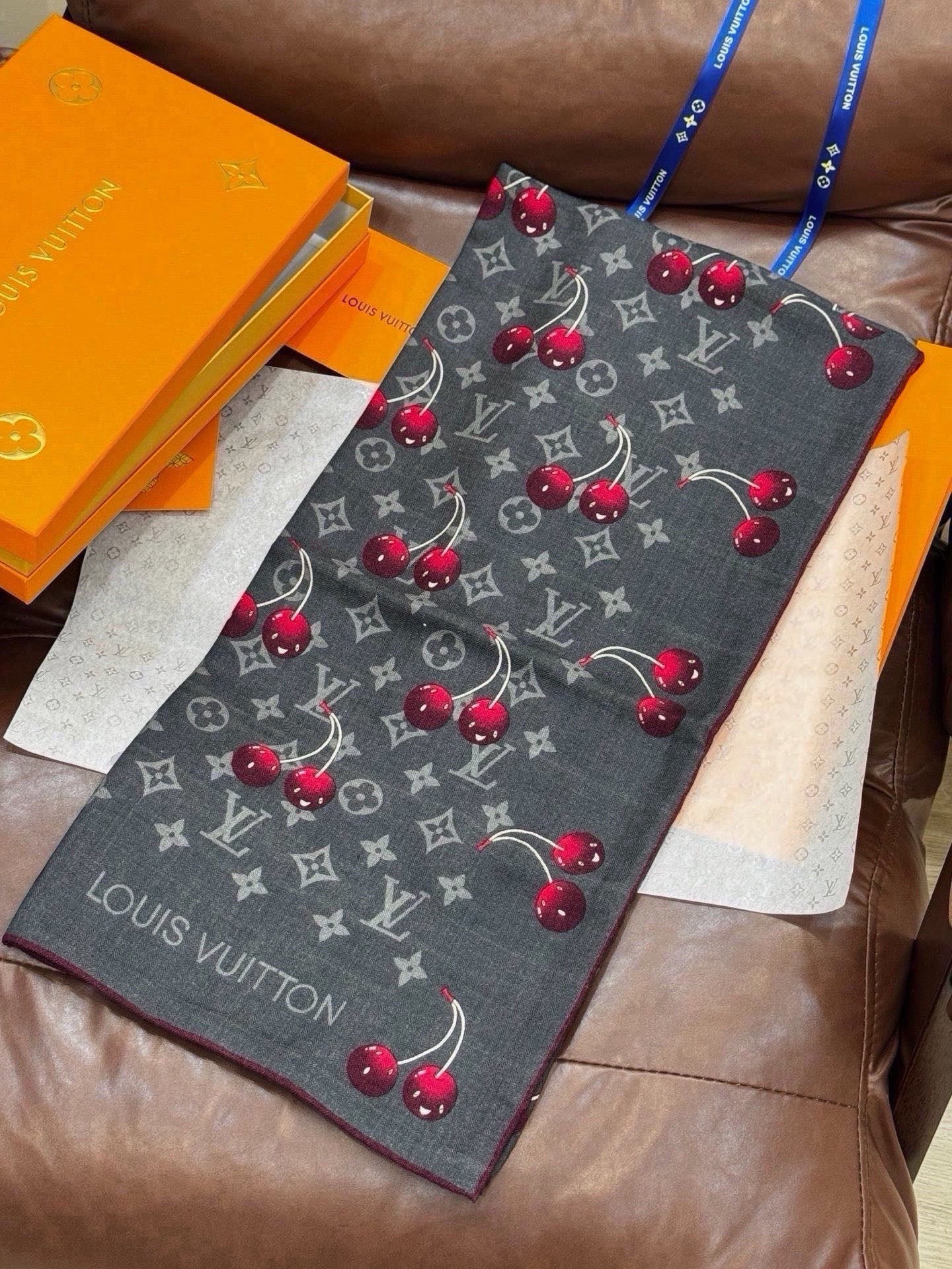 LV X TM MONOGRAM CERISE 140丝绒方巾 【140双面丝绒同色】 LV × TM Monogram LV X TM MONOGRAM CERISE 140丝绒方巾 【140双面丝绒同色】 LV × TM Monogram