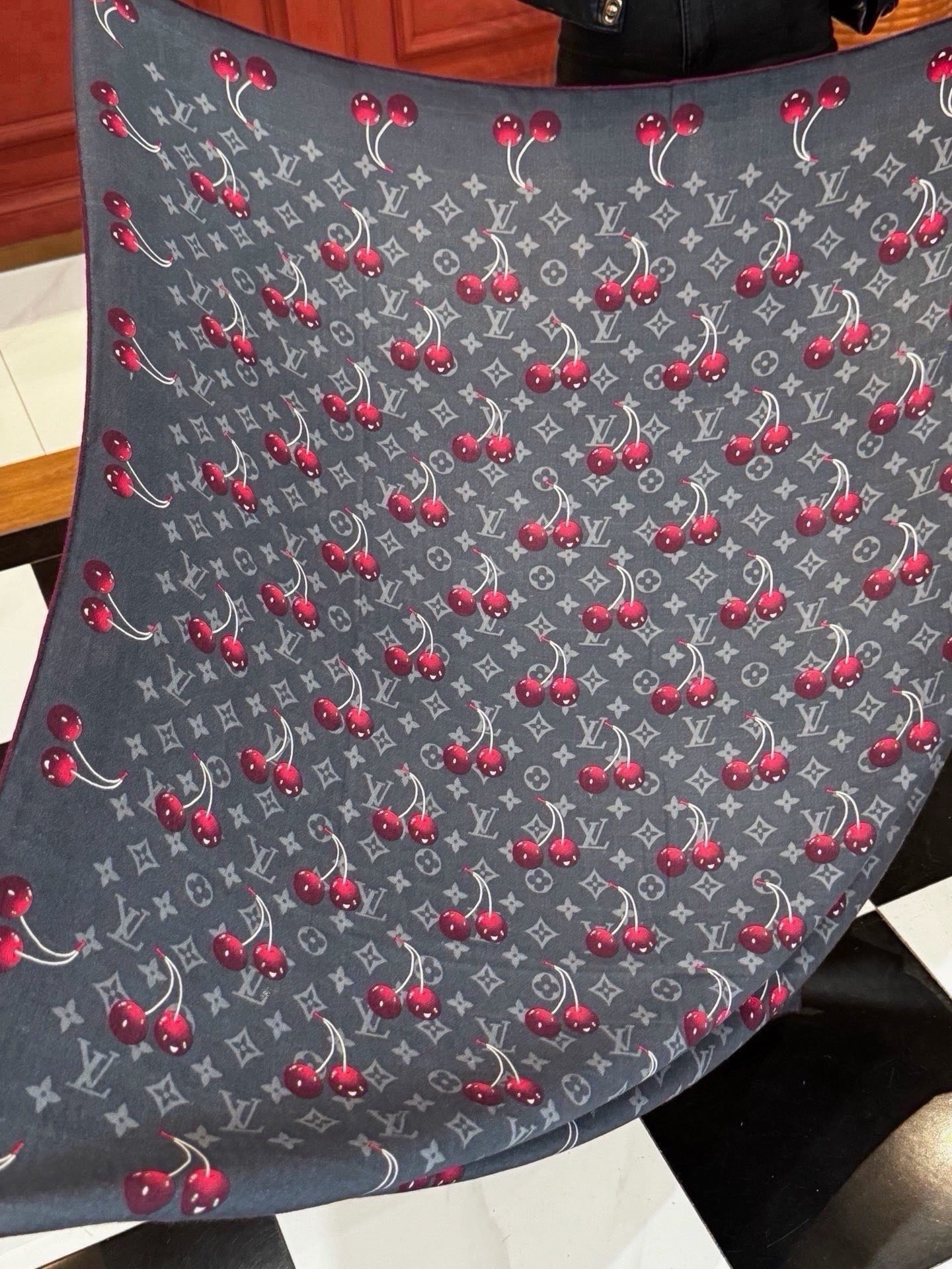 LV X TM MONOGRAM CERISE 140丝绒方巾 【140双面丝绒同色】 LV × TM Monogram LV X TM MONOGRAM CERISE 140丝绒方巾 【140双面丝绒同色】 LV × TM Monogram