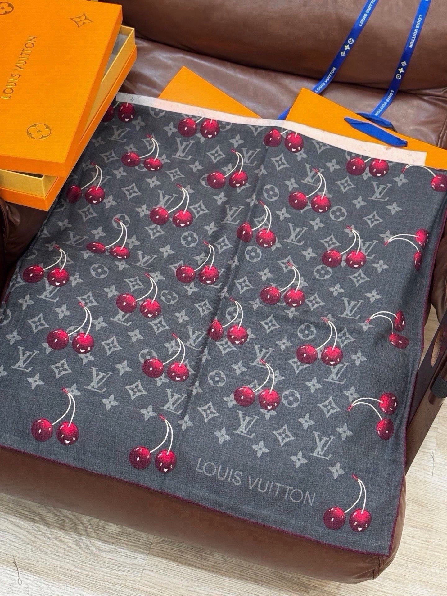 LV X TM MONOGRAM CERISE 140丝绒方巾 【140双面丝绒同色】 LV × TM Monogram LV X TM MONOGRAM CERISE 140丝绒方巾 【140双面丝绒同色】 LV × TM Monogram
