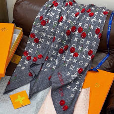 LV X TM MONOGRAM CERISE 140丝绒方巾 【140双面丝绒同色】 LV × TM Monogram LV X TM MONOGRAM CERISE 140丝绒方巾 【140双面丝绒同色】 LV × TM Monogram