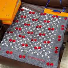 LV X TM MONOGRAM CERISE 140丝绒方巾 【140双面丝绒同色】 LV × TM Monogram LV X TM MONOGRAM CERISE 140丝绒方巾 【140双面丝绒同色】 LV × TM Monogram
