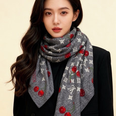 LV X TM MONOGRAM CERISE 140丝绒方巾 【140双面丝绒同色】 LV × TM Monogram LV X TM MONOGRAM CERISE 140丝绒方巾 【140双面丝绒同色】 LV × TM Monogram