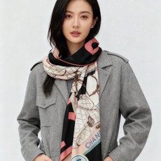 高级成衣系列~Chanel 【140双面同色丝绒披肩】 此系列谱写一曲自由轻灵的赞歌 本系列作品创新演绎品牌的风格符号 高级成衣系列~Chanel 【140双面同色丝绒披肩】 此系列谱写一曲自由轻灵的赞歌 本系列作品创新演绎品牌的风格符号