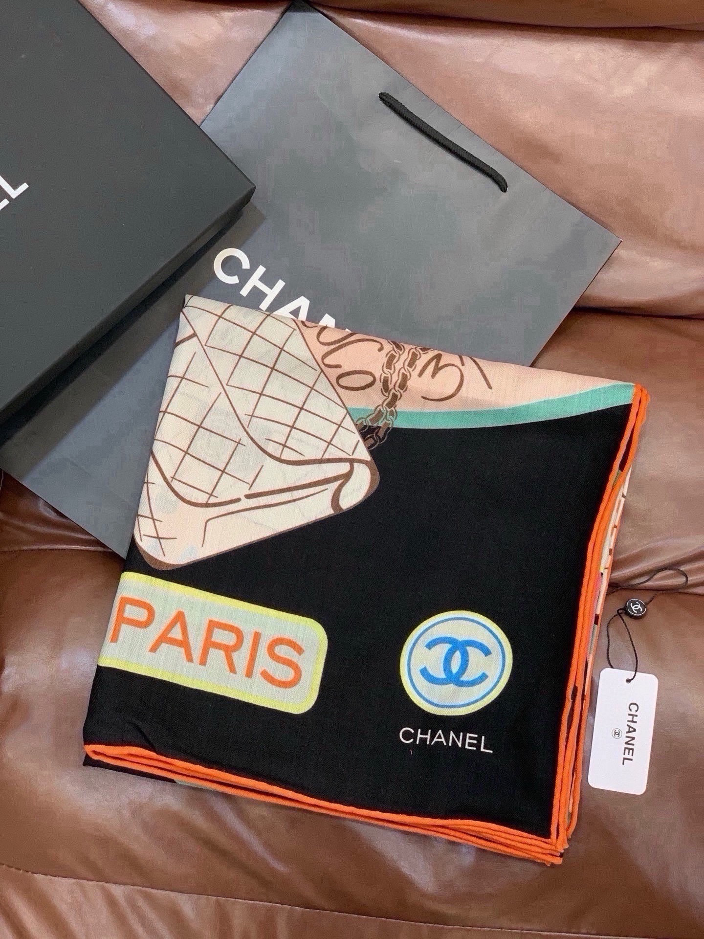 高级成衣系列～Chanel  【140双面同色丝绒披肩】 此系列谱写一曲自由轻灵的赞歌 本系列作品创新演绎品牌的风格符号