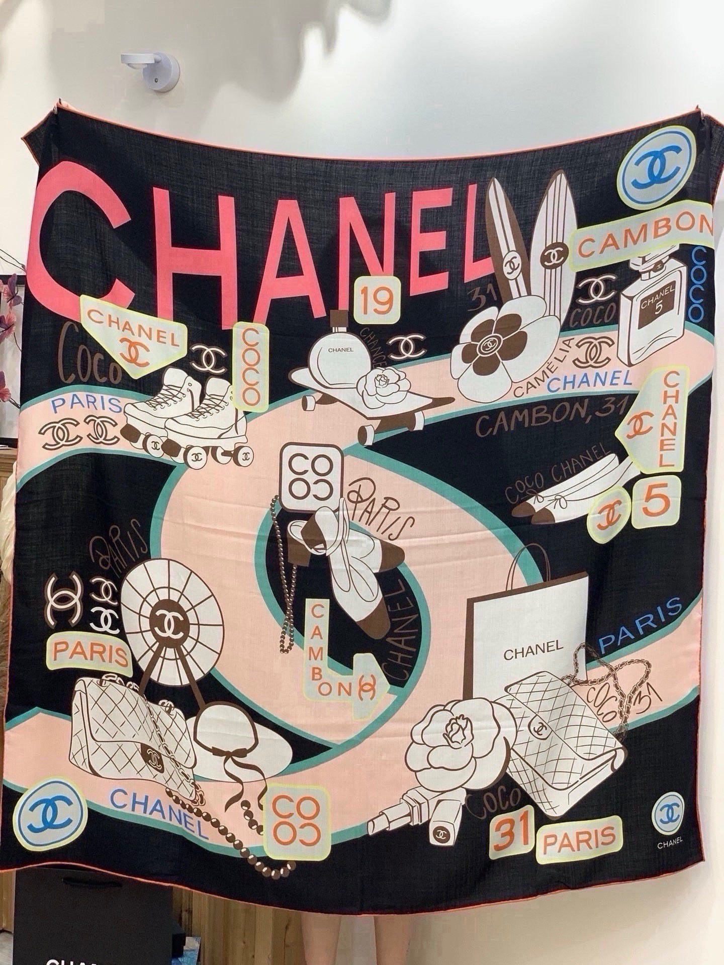 高级成衣系列～Chanel  【140双面同色丝绒披肩】 此系列谱写一曲自由轻灵的赞歌 本系列作品创新演绎品牌的风格符号