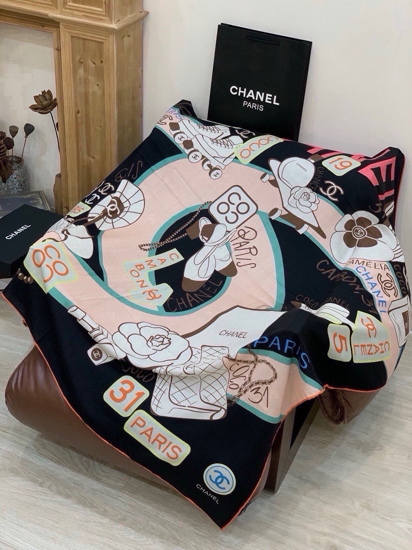 高级成衣系列～Chanel  【140双面同色丝绒披肩】 此系列谱写一曲自由轻灵的赞歌 本系列作品创新演绎品牌的风格符号