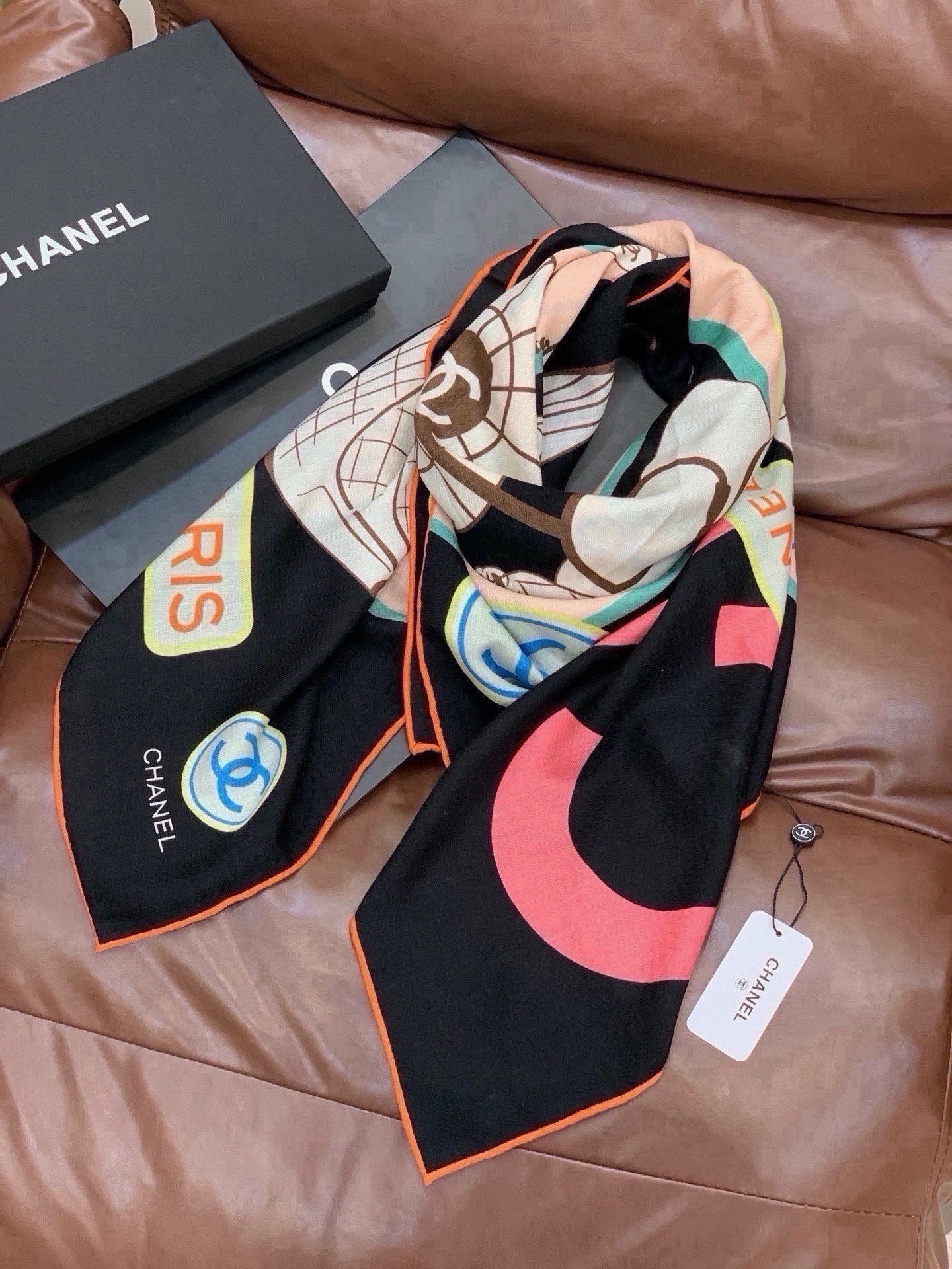高级成衣系列～Chanel  【140双面同色丝绒披肩】 此系列谱写一曲自由轻灵的赞歌 本系列作品创新演绎品牌的风格符号