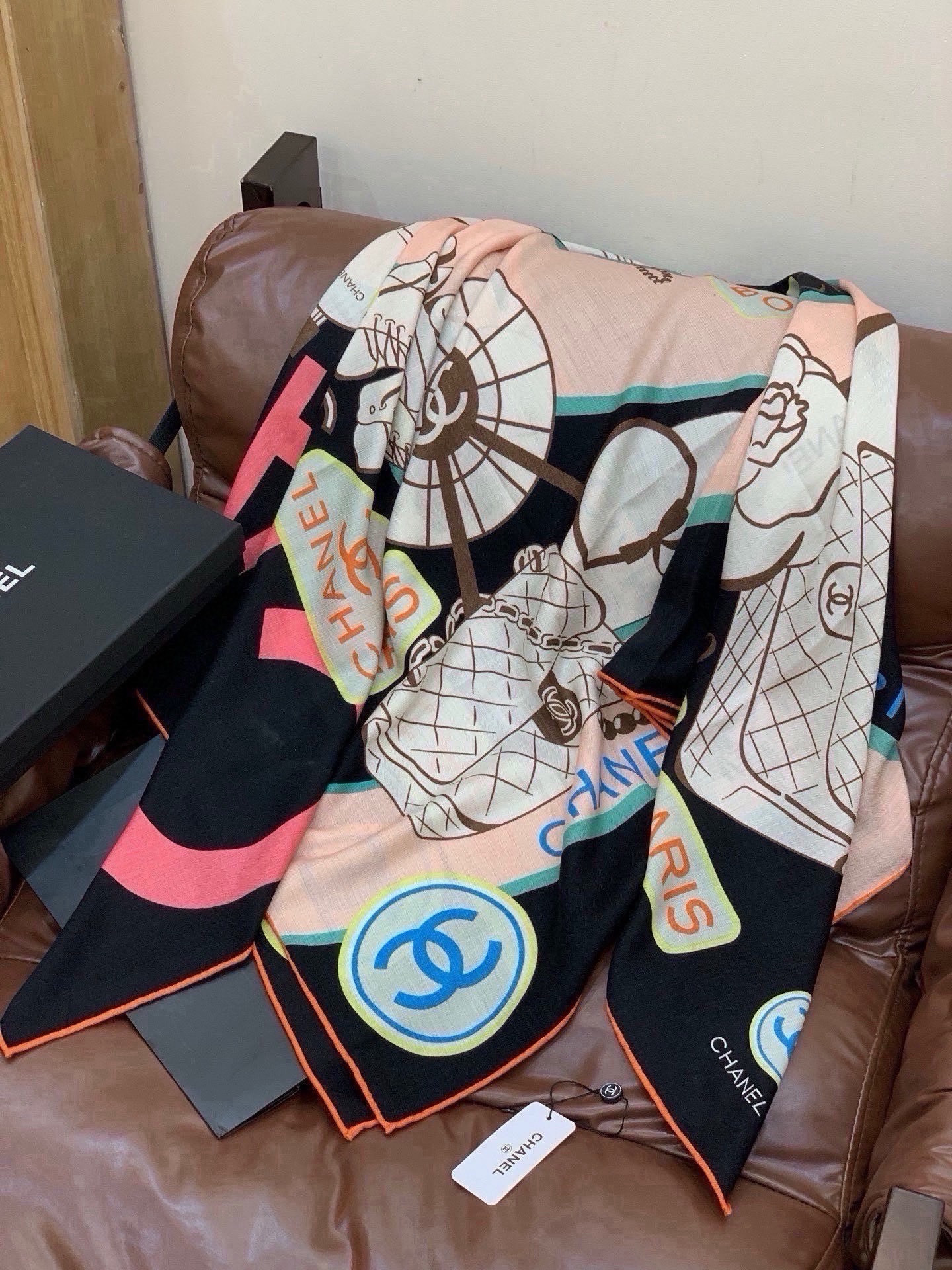 高级成衣系列～Chanel  【140双面同色丝绒披肩】 此系列谱写一曲自由轻灵的赞歌 本系列作品创新演绎品牌的风格符号